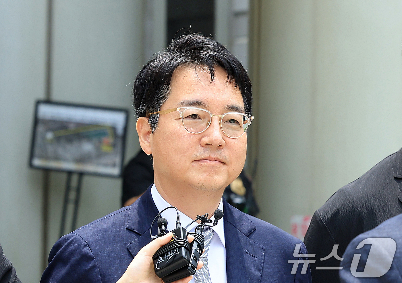 (서울=뉴스1) 이호윤 기자 = 12·3 비상계엄 내란 가담 및 직권남용 혐의를 받고 있는 심우정 전 검찰총장이 16일 서울 서초구 서울중앙지법에서 열린 구속 전 피의자 심문(영장 …