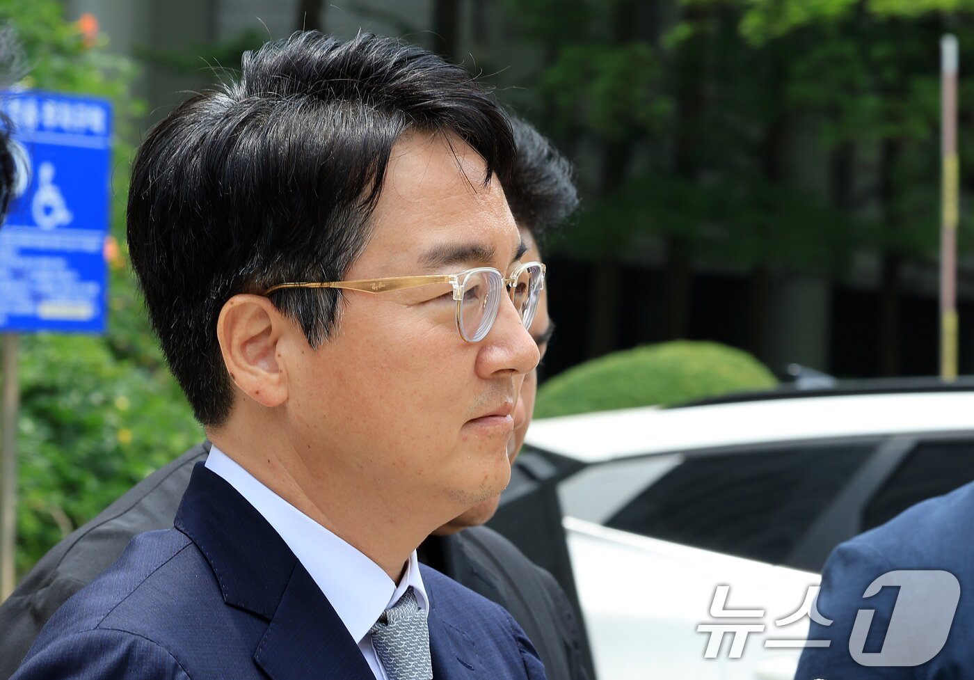 본문 이미지 - 12·3 비상계엄 내란 가담 및 직권남용 혐의를 받고 있는 심우정 전 검찰총장이 지난 7월 16일 서울 서초구 서울중앙지법에서 열린 구속 전 피의자 심문(영장실질심사)을 마치고 법원을 나서고 있다. 2026.7.16 ⓒ 뉴스1 이호윤 기자