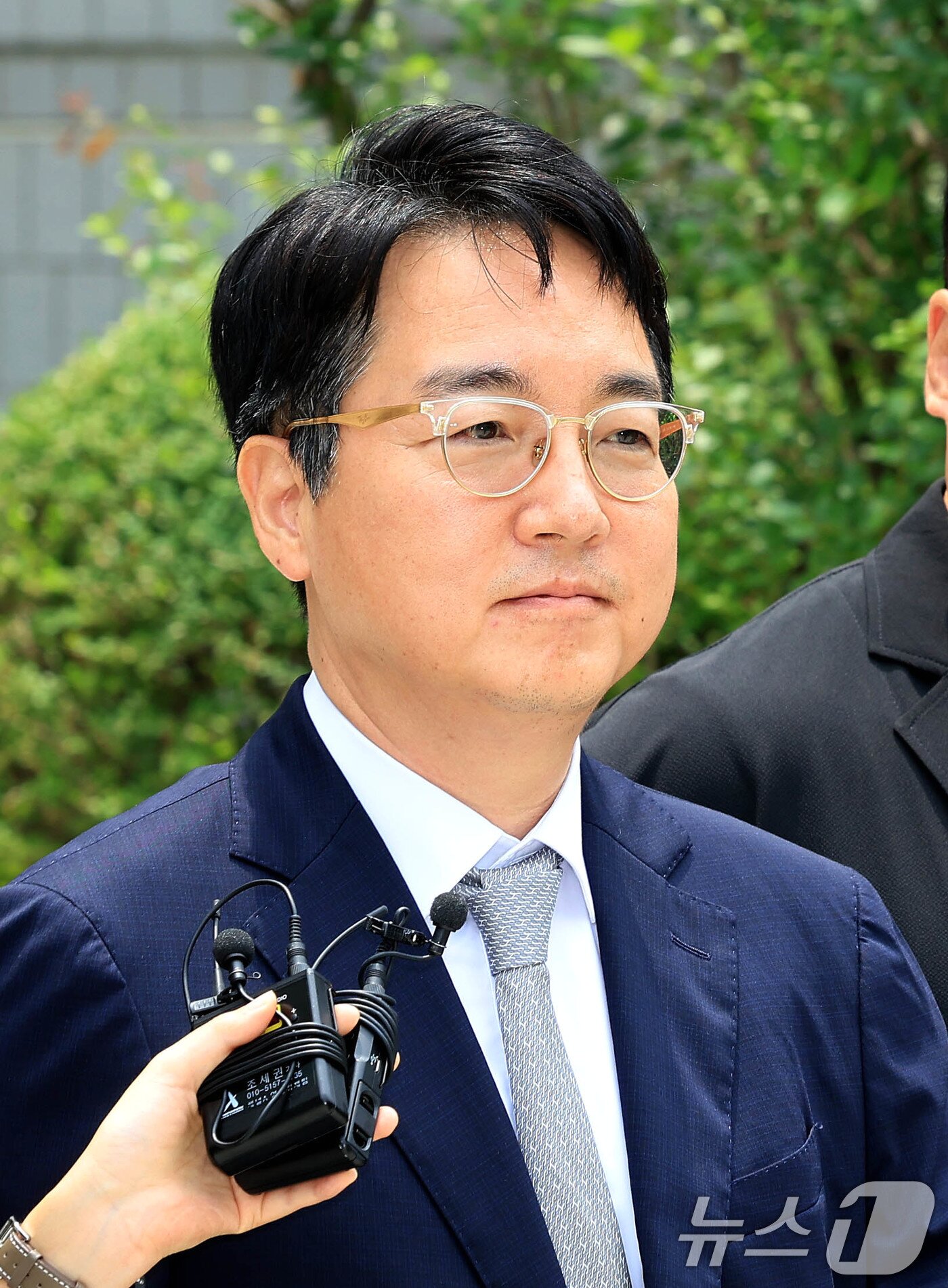 본문 이미지 - 12·3 비상계엄 내란 가담 및 직권남용 혐의를 받고 있는 심우정 전 검찰총장이 16일 서울 서초구 서울중앙지법에서 열린 구속 전 피의자 심문(영장실질심사)을 마치고 법원을 나서고 있다. 2026.7.16 ⓒ 뉴스1 이호윤 기자