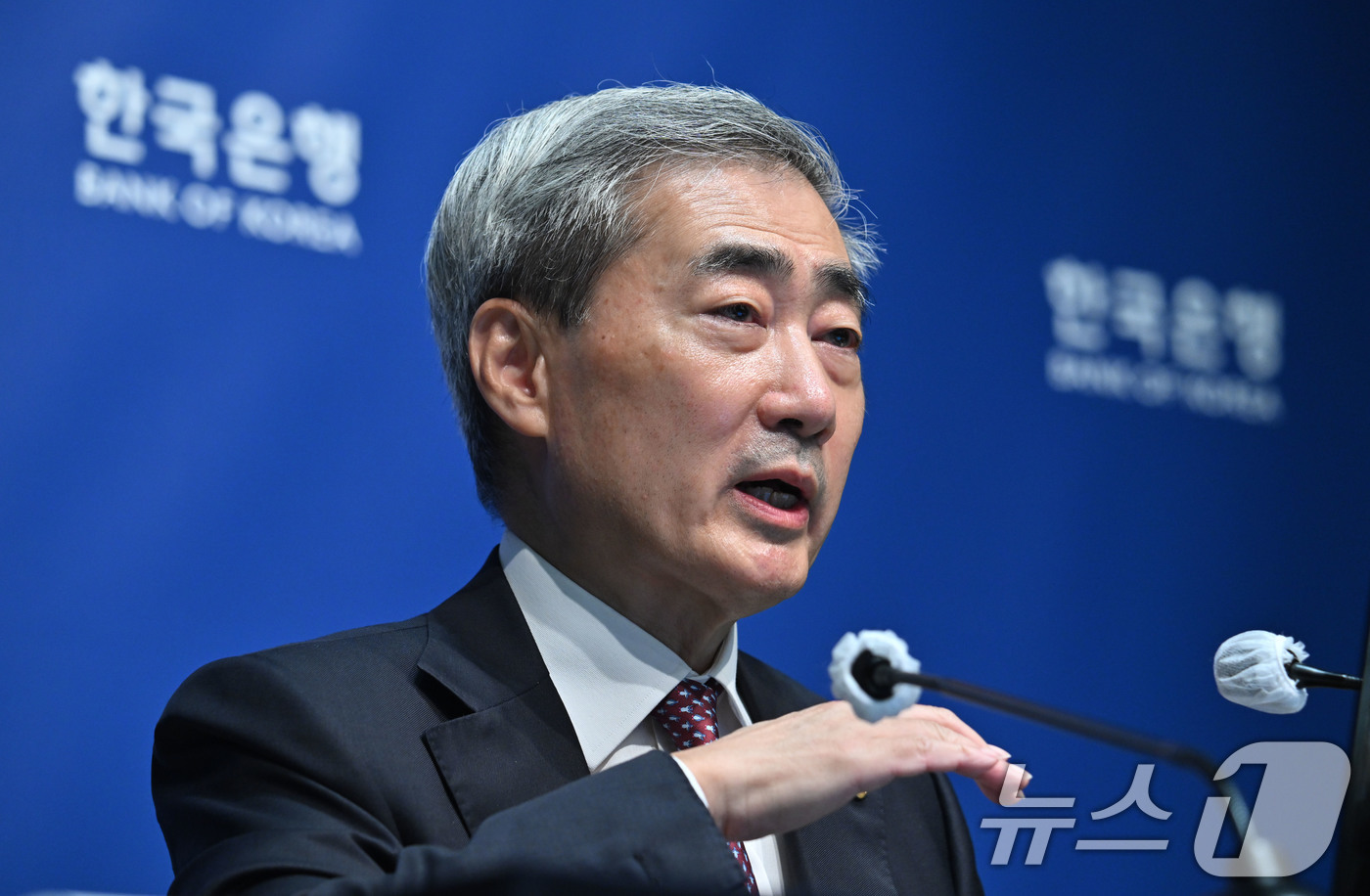 (서울=뉴스1) 사진공동취재단 = 신현송 한국은행 총재가 16일 오전 서울 중구 한국은행에서 열린 금융통화위원회 통화정책방향 기자간담회에서 발언하고 있다. 2026.7.16/뉴스1 …