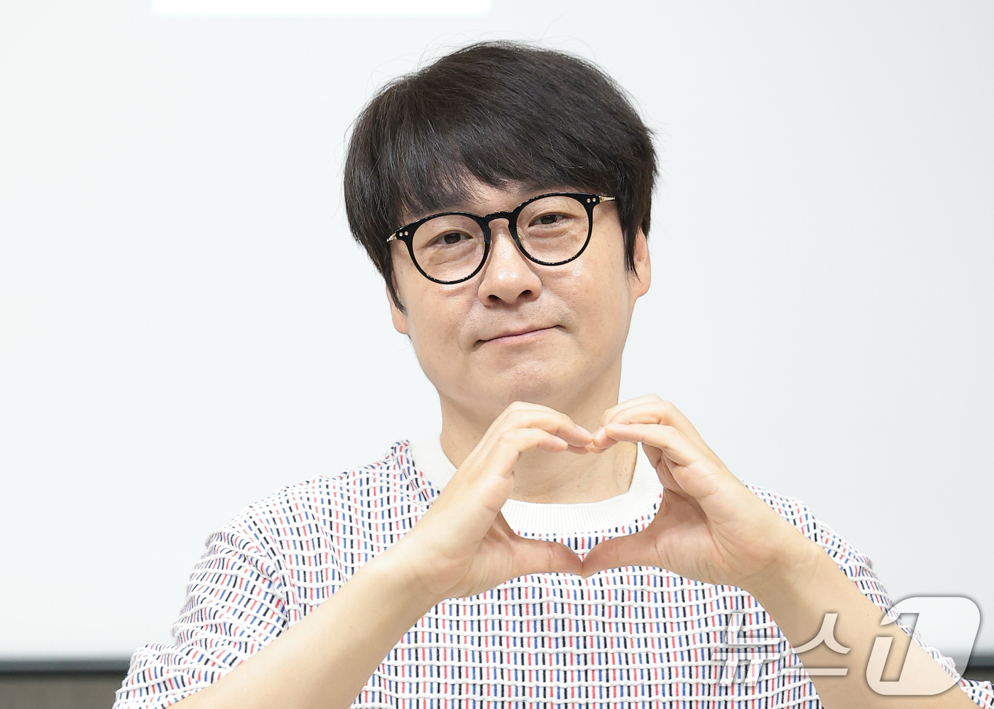 (서울=뉴스1) 권현진 기자 = 유리상자 이세준이 16일 서울 서대문구 포레스트미디어에서 열린 관객 소통형 토크 콘서트 ‘빈칸채우기’ 제작발표회에 참석해 포즈를 취하고 있다.'빈칸 …
