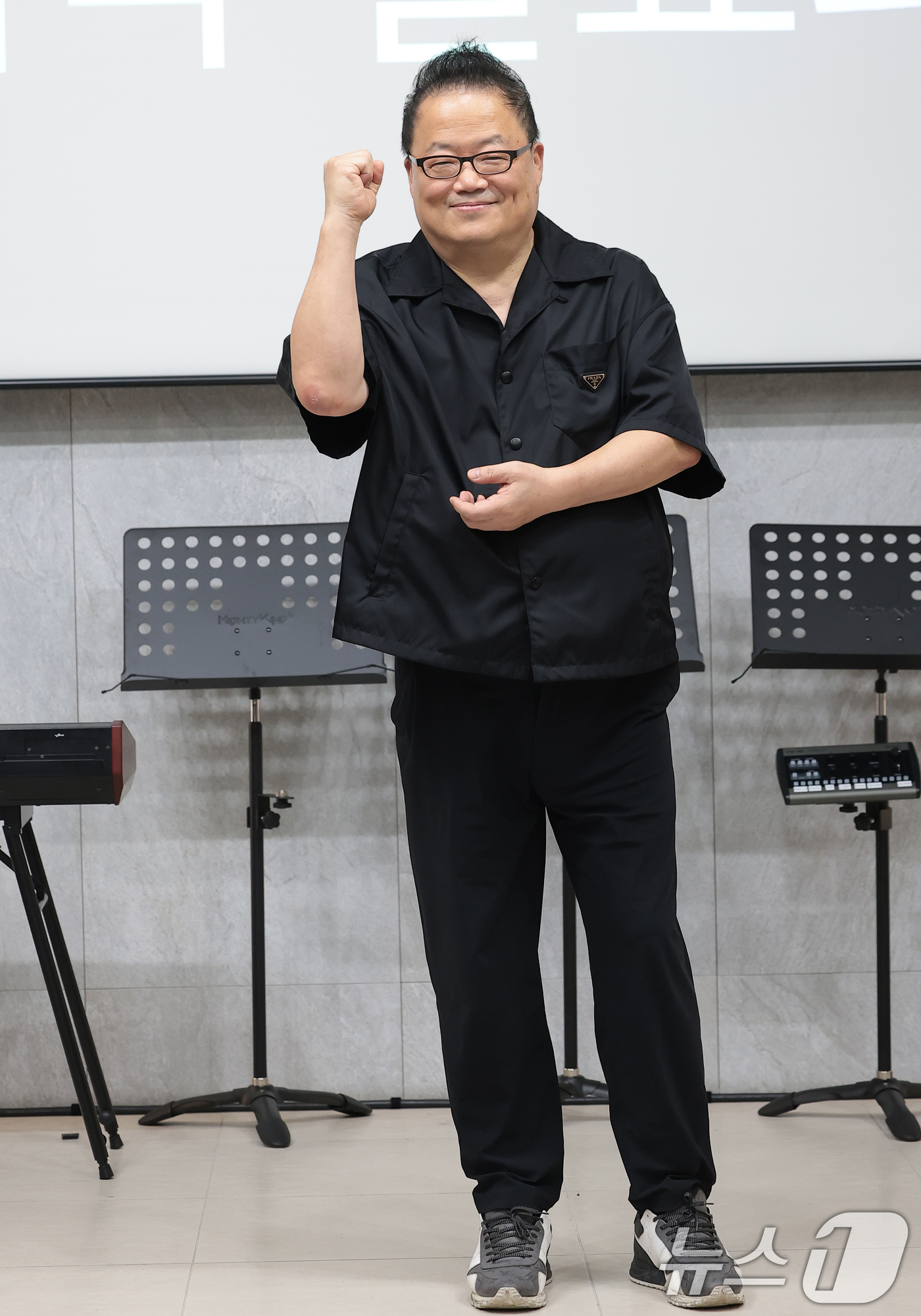 (서울=뉴스1) 권현진 기자 = 오준성 음악감독이 16일 서울 서대문구 포레스트미디어에서 열린 관객 소통형 토크 콘서트 ‘빈칸채우기’ 제작발표회에 참석해 포즈를 취하고 있다.'빈칸 …