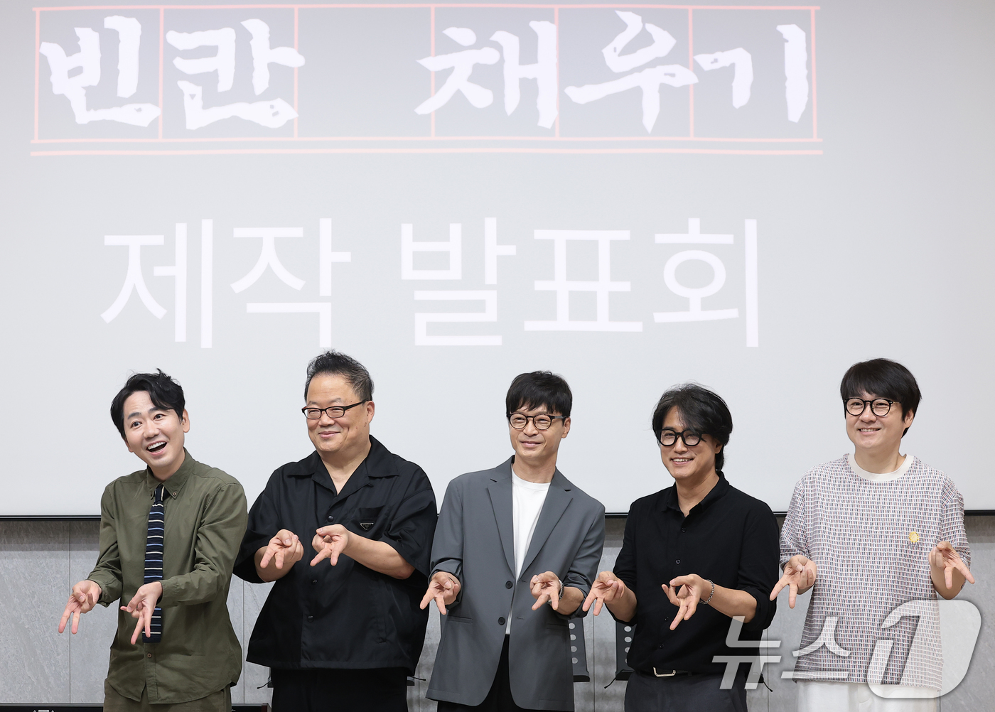 (서울=뉴스1) 권현진 기자 = 방송인 류대산(왼쪽부터)과 오준성 음악감독, 가수 박학기, 박승화, 이세준이 16일 서울 서대문구 포레스트미디어에서 열린 관객 소통형 토크 콘서트 …