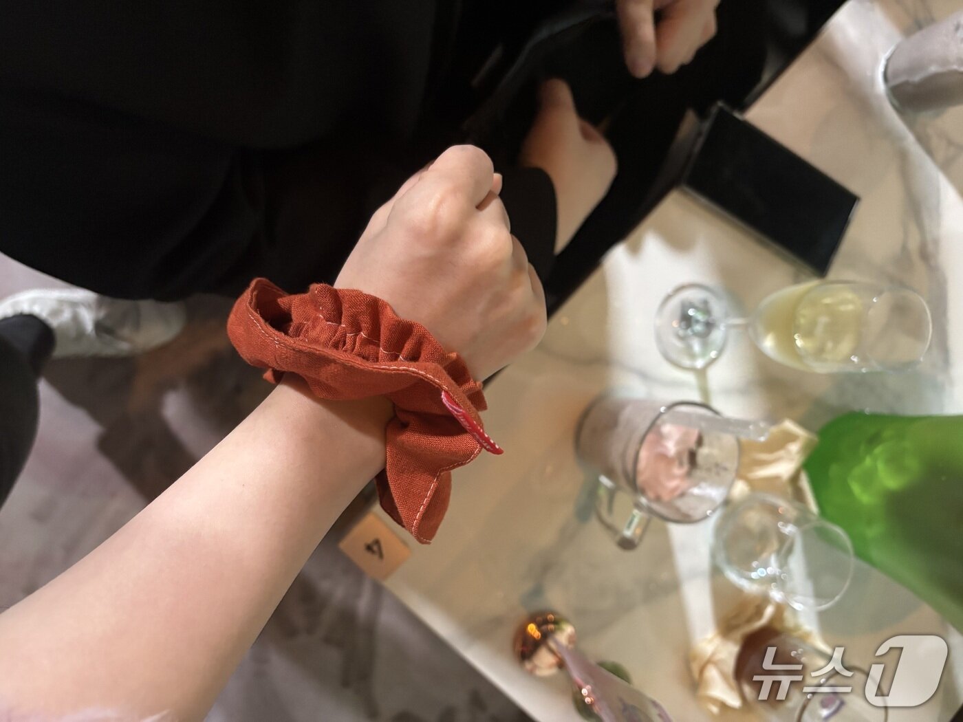 본문 이미지 - 예지 씨는 메이드카페에서 일하던 지난해 10월 테이블에 앉아 손님이 권하는 술을 마지못해 받아마셔야 했다고 말했다. 사진은 당시의 모습.
