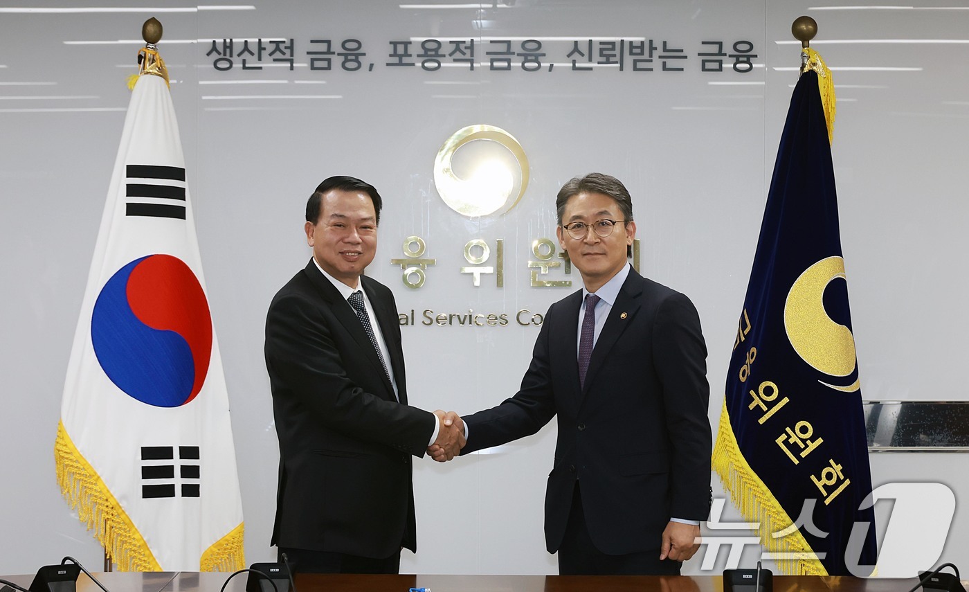 (서울=뉴스1) = 권대영 금융위원회 부위원장이 16일 오전 서울 종로구 정부서울청사에서 응우옌 득 치 베트남 재무부 차관과 면담 전 악수하고 있다. (금융위원회 제공. 재판매 및 …