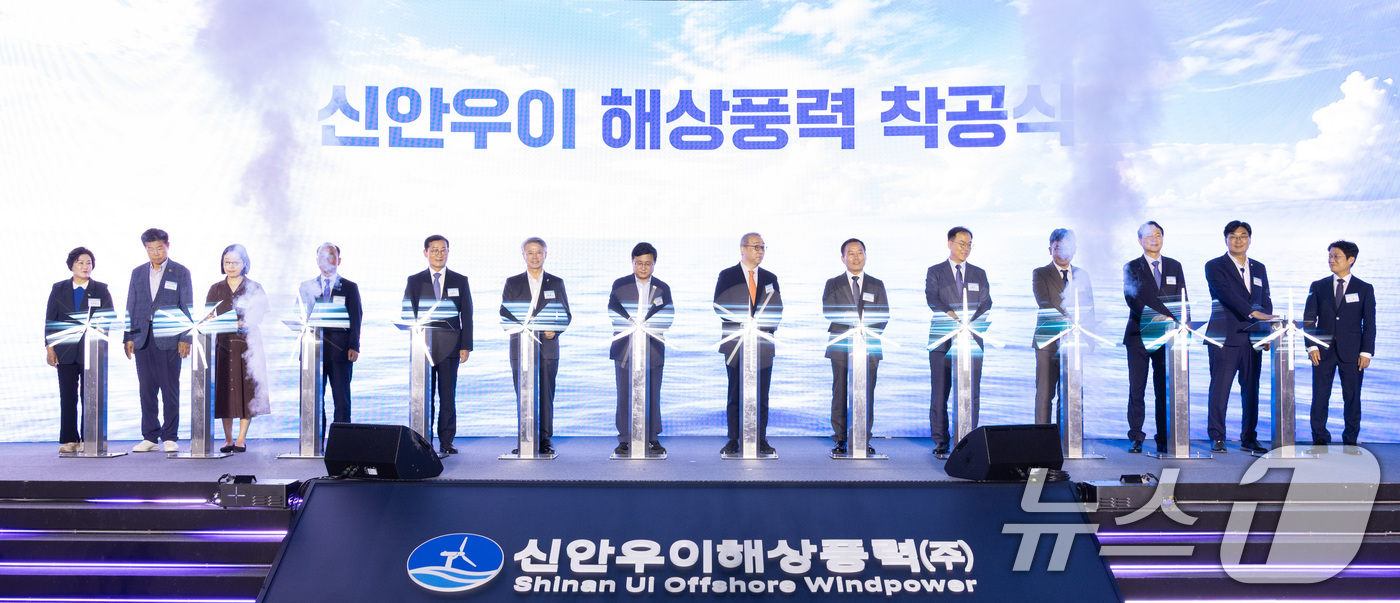(서울=뉴스1) = 16일 전남광주 신안국민체육센터에서 열린 신안우이 해상풍력 착공식에서 김성환 기후에너지환경부 장관 등 참석자들이 착공 세리머니를 하고 있다.신안우이 해상풍력은 …