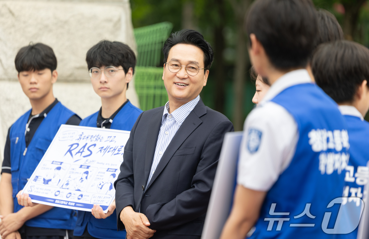 (평택=뉴스1) 김영운 기자 = 안민석 경기도교육감이 16일 경기 평택시 팽성읍 청담고등학교를 찾아 학생자치회 학생들과 '폰 프리 스쿨' RAS 캠페인을 마친 뒤 이야기를 나누고 …