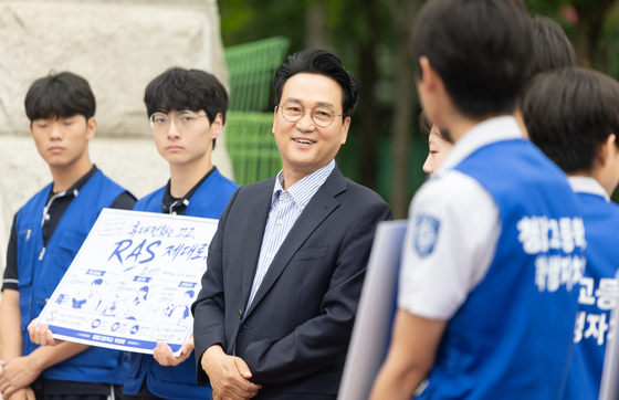 '폰 프리 스쿨' RAS 캠페인 마치고 학생들과 이야기 나누는 안민석