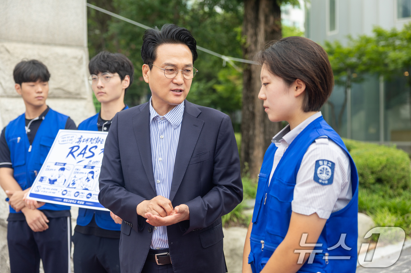 (평택=뉴스1) 김영운 기자 = 안민석 경기도교육감이 16일 경기 평택시 팽성읍 청담고등학교를 찾아 학생자치회 학생들과 '폰 프리 스쿨' RAS 캠페인을 마친 뒤 이야기를 나누고 …