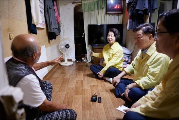 카페는 쉼터로, 냉장고엔 얼음물…경기 곳곳에 '폭염 피난처'
