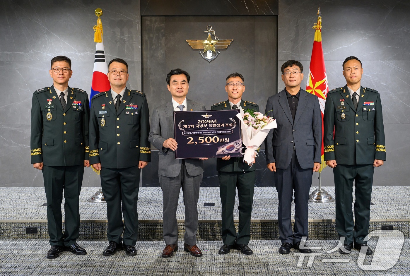 (서울=뉴스1) = 안규백 국방부 장관이 16일 오전 서울 용산구 국방부에서 열린 '제1회 국방부 특별성과포상금 시상식'에서 재난대응 시스템 구축으로 국민의 생명과 재산을 보호하는 …
