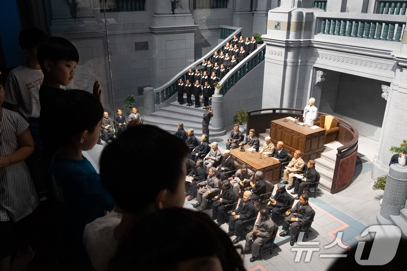 (서울=뉴스1) 유승관 기자 = 제78주년 제헌절을 하루 앞둔 16일 서울 여의도 국회박물관을 찾은 어린이들이 전시를 관람하고 있다. 2026.7.16/뉴스1