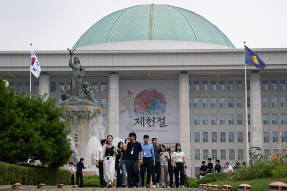 '18년 만의 빨간날' 국회서 제헌절 경축식…野 대표는 불참
