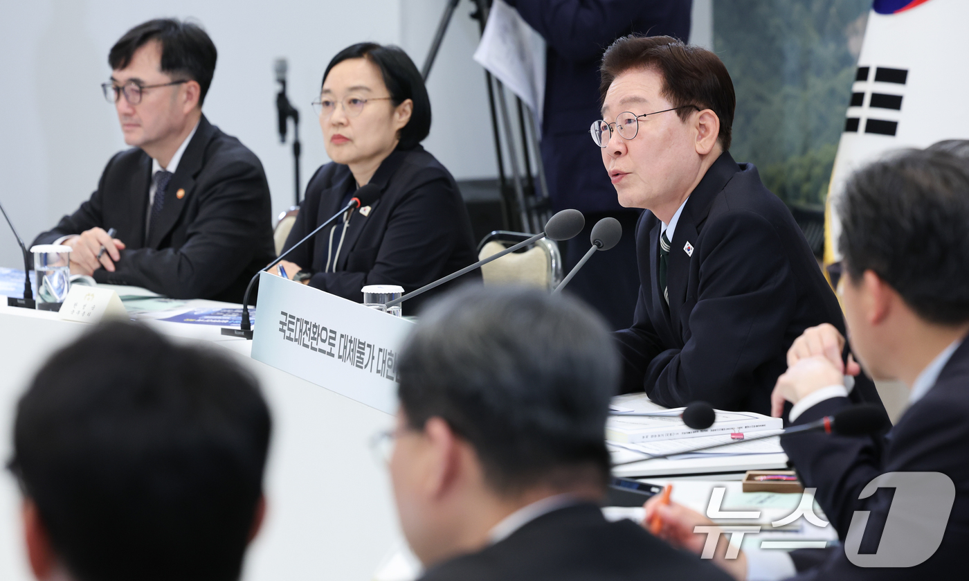 (서울=뉴스1) 이재명 기자 = 이재명 대통령이 16일 청와대 영빈관에서 열린 국토교통부, 농림축산식품부, 해양수산부 2차 업무보고에서 발언을 하고 있다. 2026.7.16/뉴스1 …