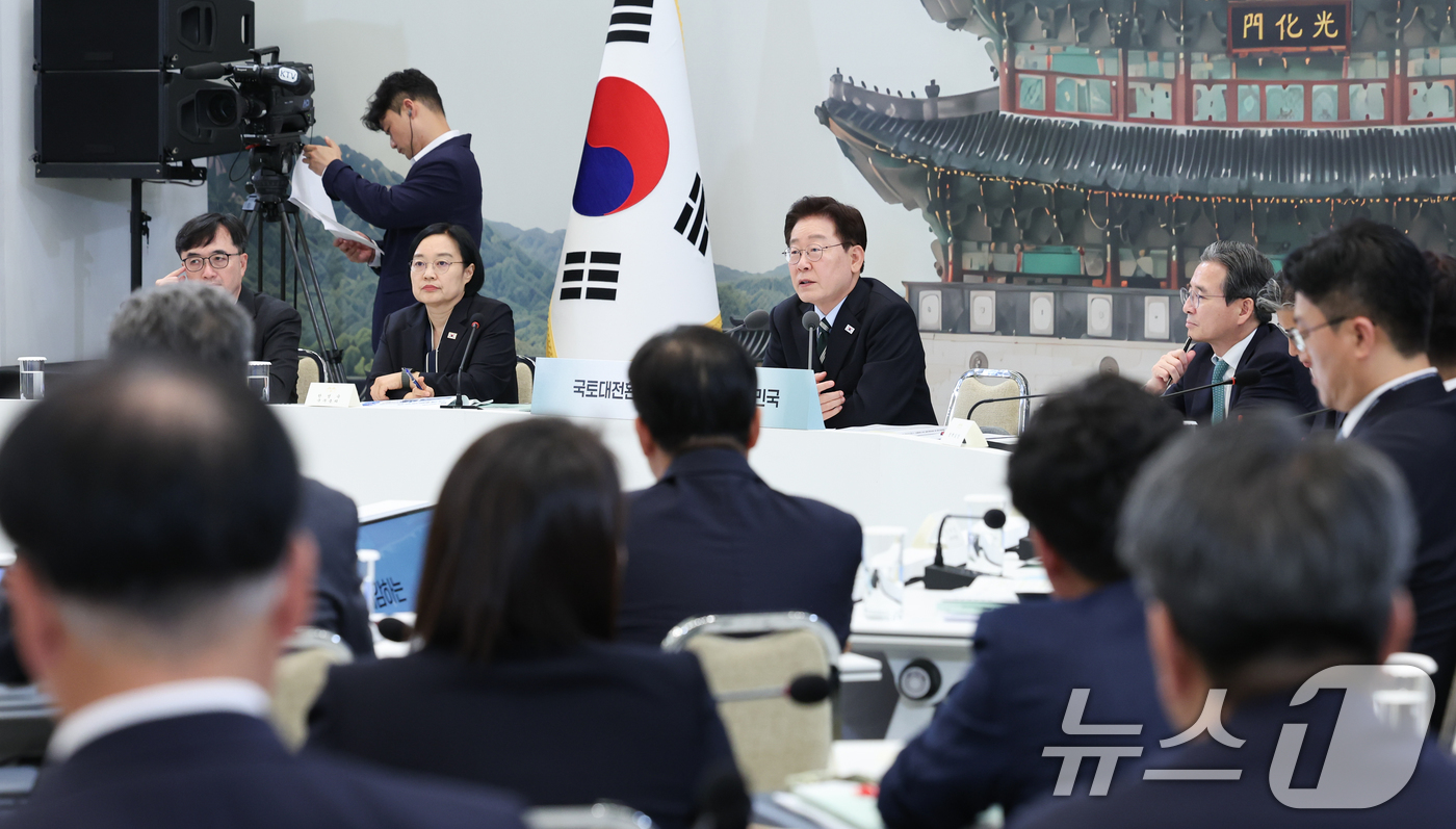 (서울=뉴스1) 이재명 기자 = 이재명 대통령이 16일 청와대 영빈관에서 열린 국토교통부, 농림축산식품부, 해양수산부 2차 업무보고에서 발언을 하고 있다. 2026.7.16/뉴스1 …