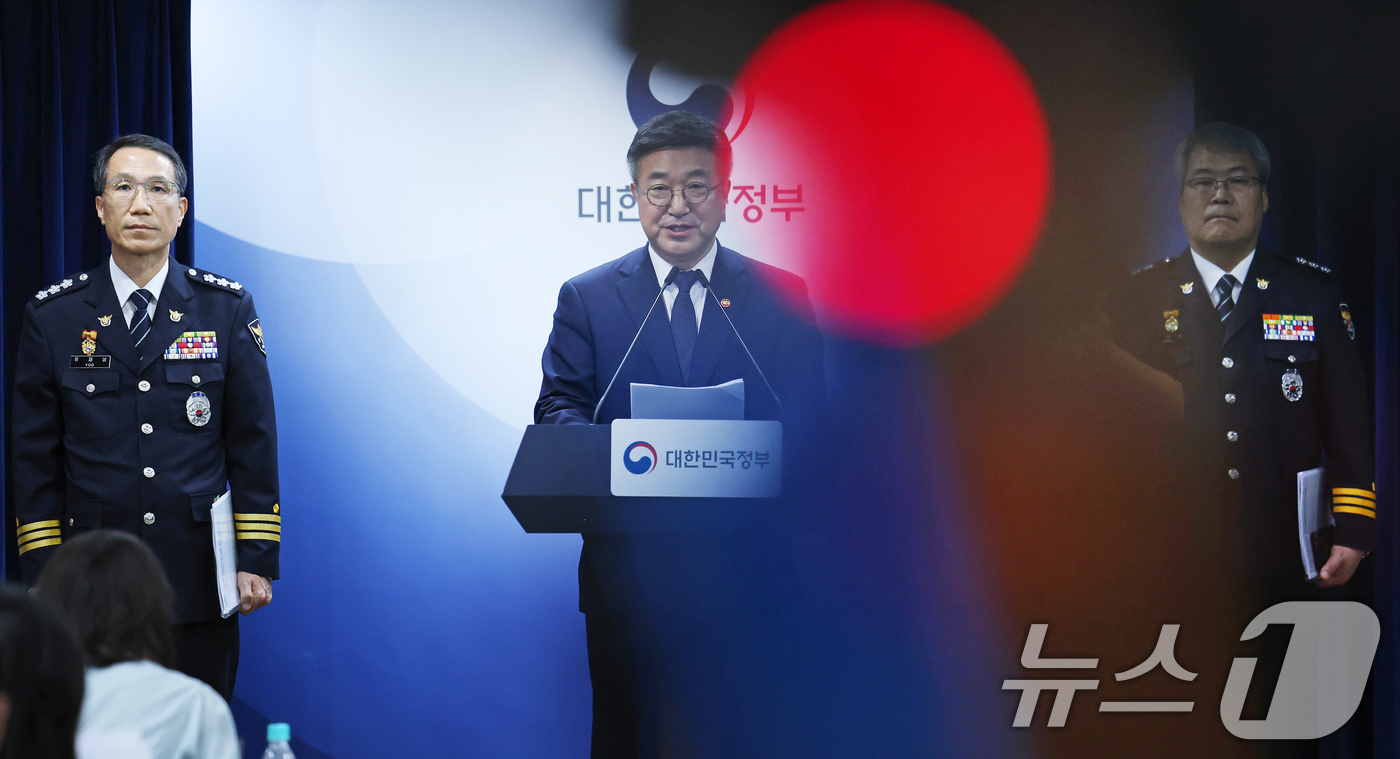 (서울=뉴스1) 오대일 기자 = 윤호중 행정안전부 장관(가운데)이 16일 오후 서울 종로구 정부서울청사 브리핑실에서 유재성 경찰청장 직무대행(왼쪽)과 홍석기 국가수사본부장이 배석한 …