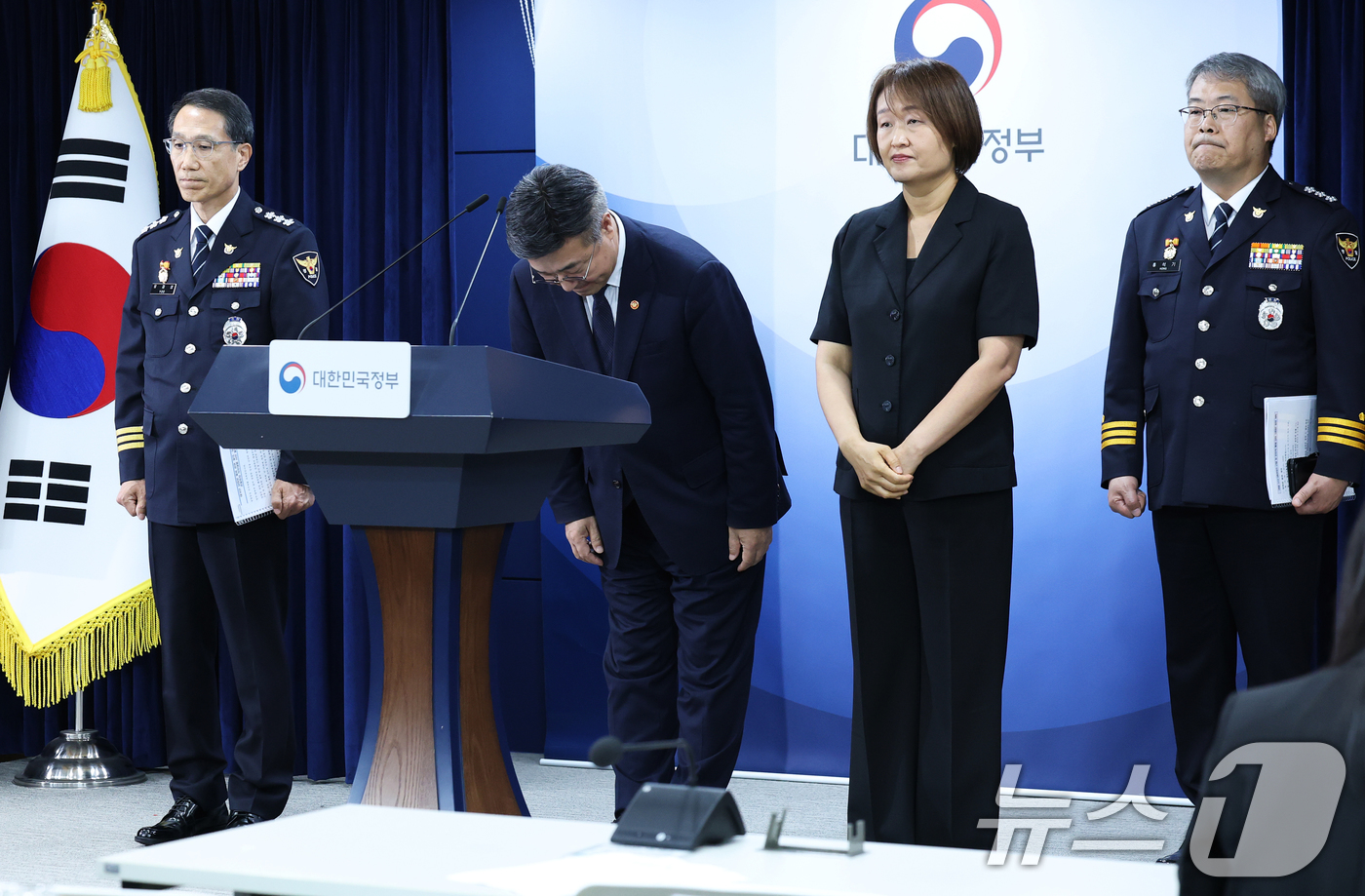(서울=뉴스1) 오대일 기자 = 윤호중 행정안전부 장관(가운데)이 16일 오후 서울 종로구 정부서울청사 브리핑실에서 유재성 경찰청장 직무대행(왼쪽)과 홍석기 국가수사본부장이 배석한 …