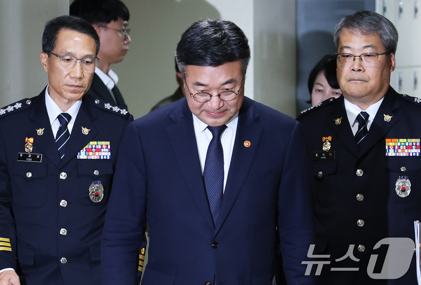 (서울=뉴스1) 오대일 기자 = 윤호중 행정안전부 장관(가운데)과 유재성 경찰청장 직무대행(왼쪽), 홍석기 국가수사본부장이 16일 오후 서울 종로구 정부서울청사 브리핑실에서 경찰 …