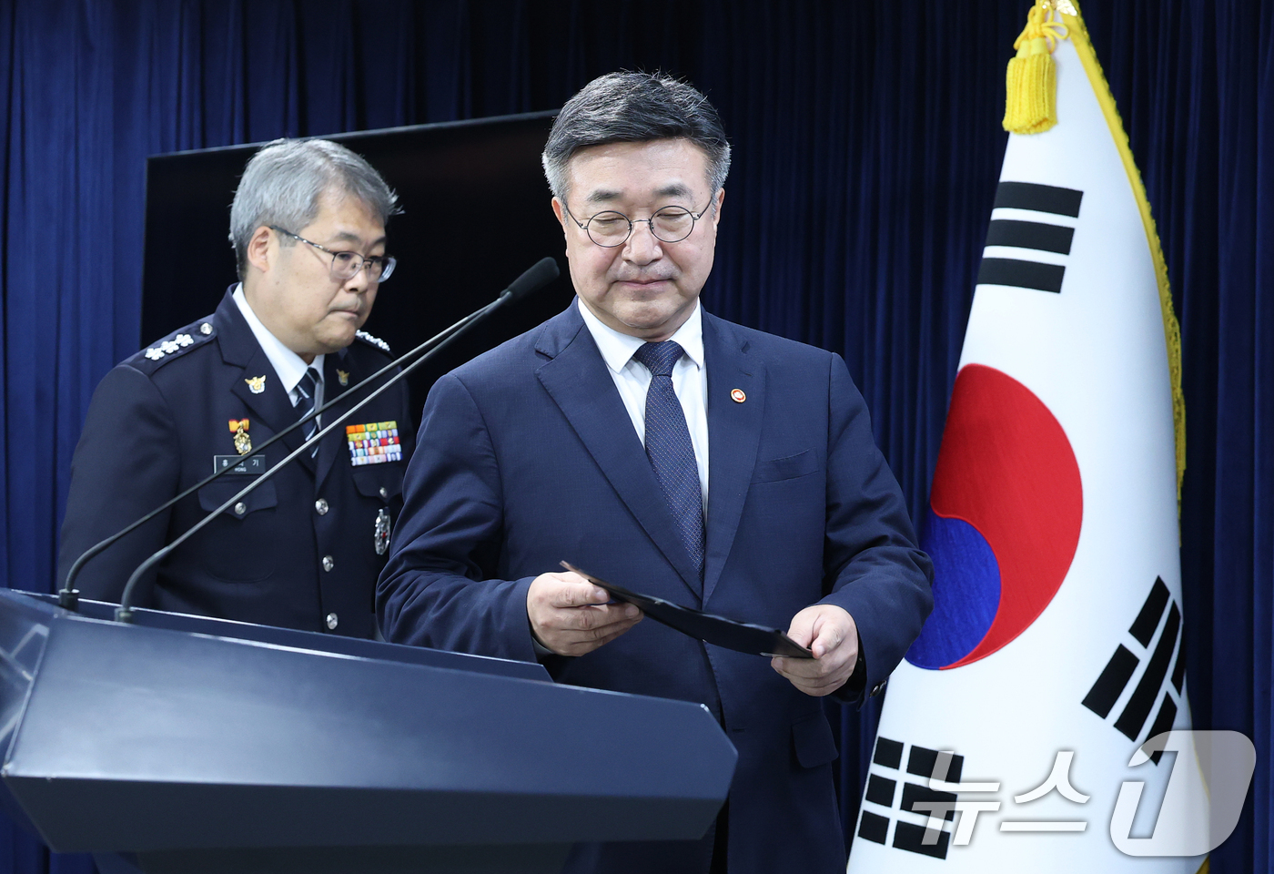 (서울=뉴스1) 오대일 기자 = 윤호중 행정안전부 장관이 16일 오후 서울 종로구 정부서울청사 브리핑실에서 경찰 수사 내부비리 근절 및 민주적 통제 강화 방안을 발표하기 위해 입장 …