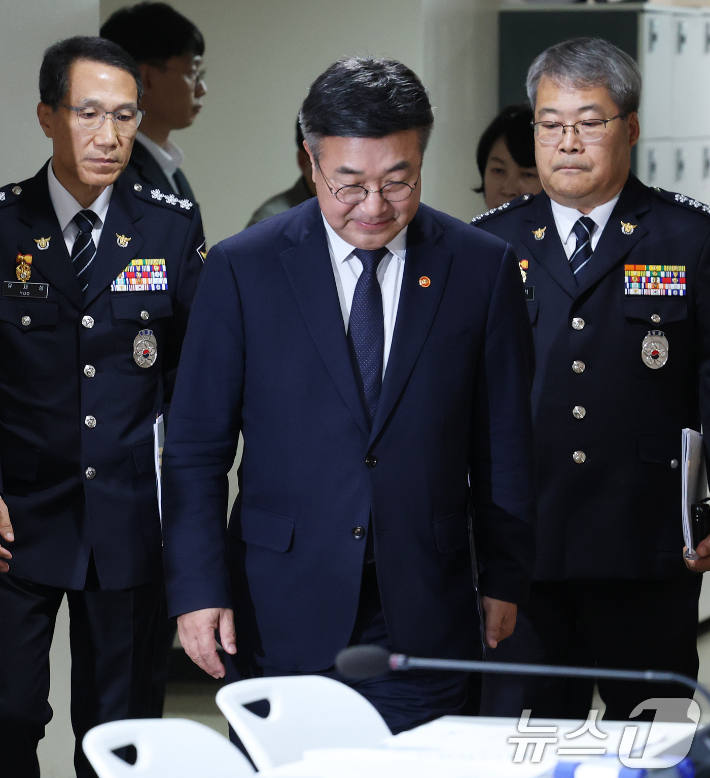 (서울=뉴스1) 오대일 기자 = 윤호중 행정안전부 장관(가운데)과 유재성 경찰청장 직무대행(왼쪽), 홍석기 국가수사본부장이 16일 오후 서울 종로구 정부서울청사 브리핑실에서 경찰 …