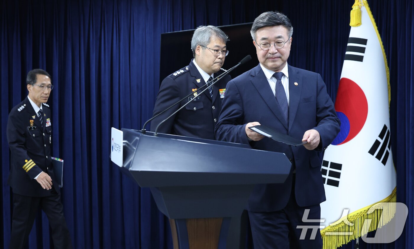 본문 이미지 - 윤호중 행정안전부 장관과 경찰 수뇌부가 16일 오후 서울 종로구 정부서울청사 브리핑실에서 경찰 수사 내부비리 근절 및 민주적 통제 강화 방안을 발표하기 위해 입장하고 있다. 오른쪽부터 윤 장관, 홍석기 국가수사본부장, 유재성 경찰청장 직무대행. 2026.7.16 ⓒ 뉴스1 오대일 기자