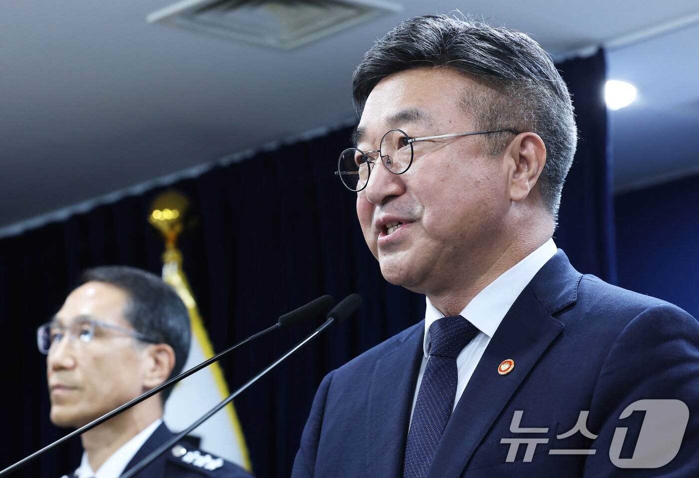 본문 이미지 - 윤호중 행정안전부 장관이 16일 오후 서울 종로구 정부서울청사 브리핑실에서 경찰 수사 내부비리 근절 및 민주적 통제 강화 방안을 발표하고 있다. 2026.7.16 ⓒ 뉴스1 오대일 기자