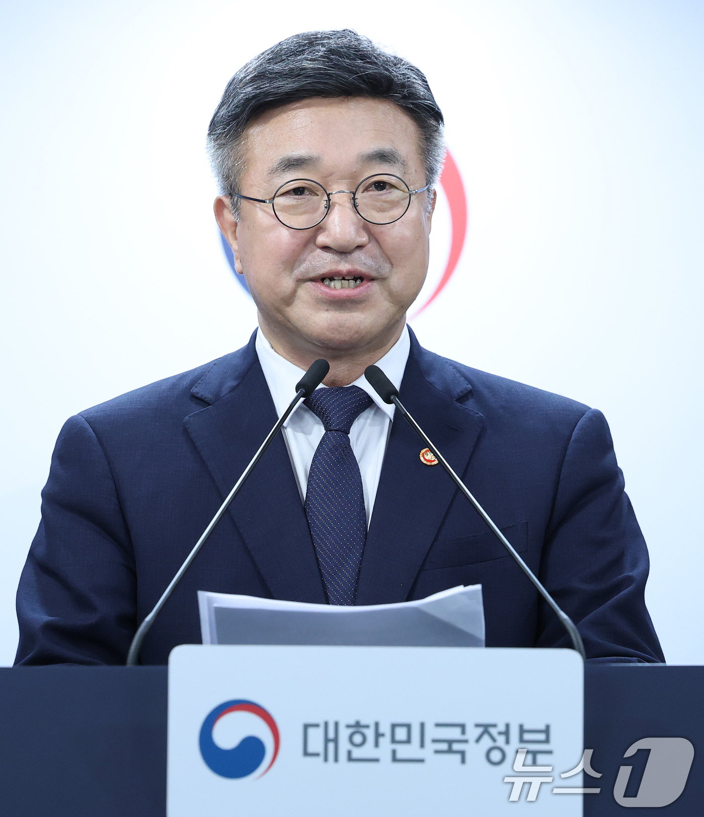 (서울=뉴스1) 오대일 기자 = 윤호중 행정안전부 장관이 16일 오후 서울 종로구 정부서울청사 브리핑실에서 경찰 수사 내부비리 근절 및 민주적 통제 강화 방안을 발표하고 있다. 2 …