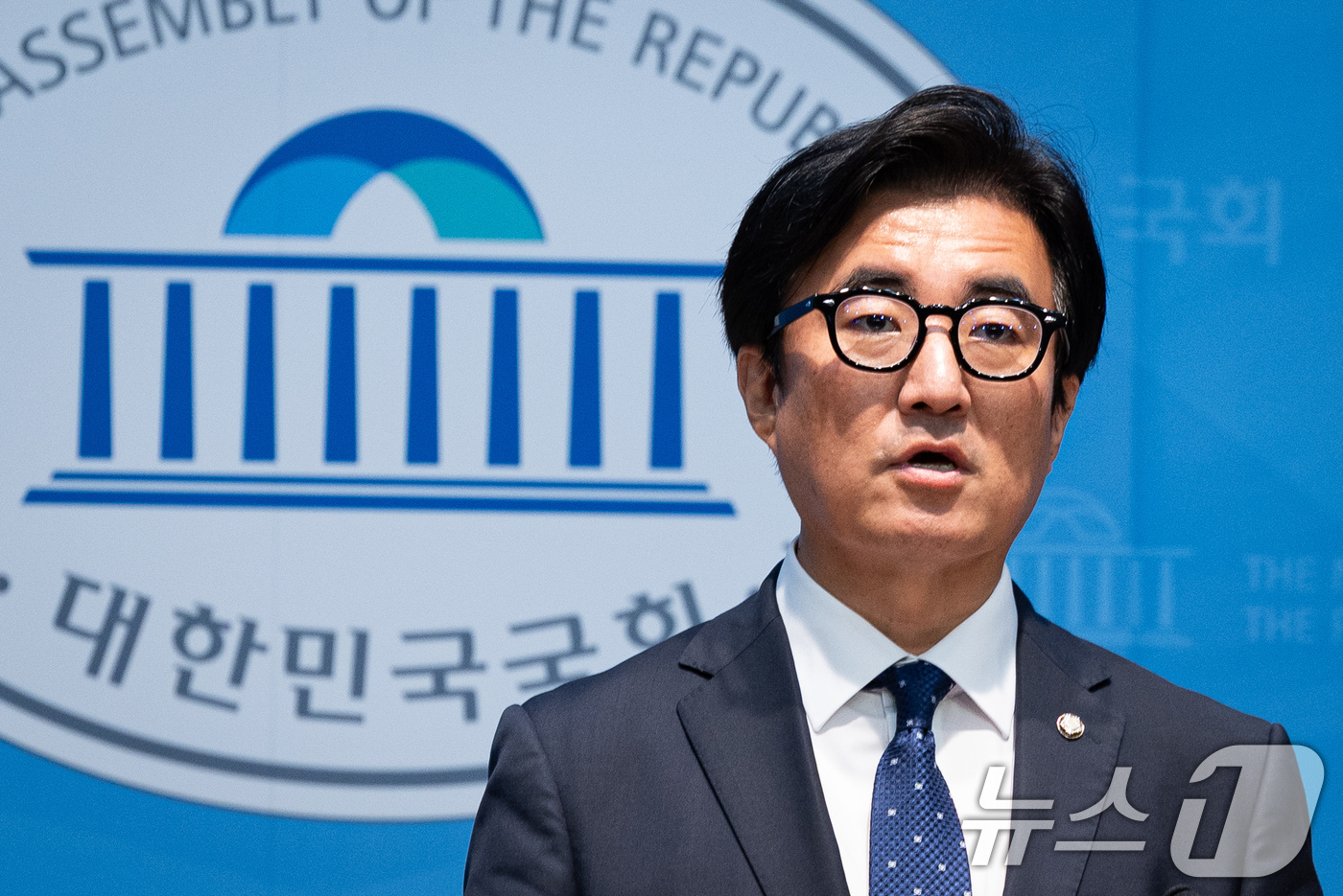 (서울=뉴스1) 유승관 기자 = 김성회 더불어민주당 원내대변인이 16일 서울 여의도 국회 소통관에서 현안 브리핑을 하고 있다. 2026.7.16/뉴스1