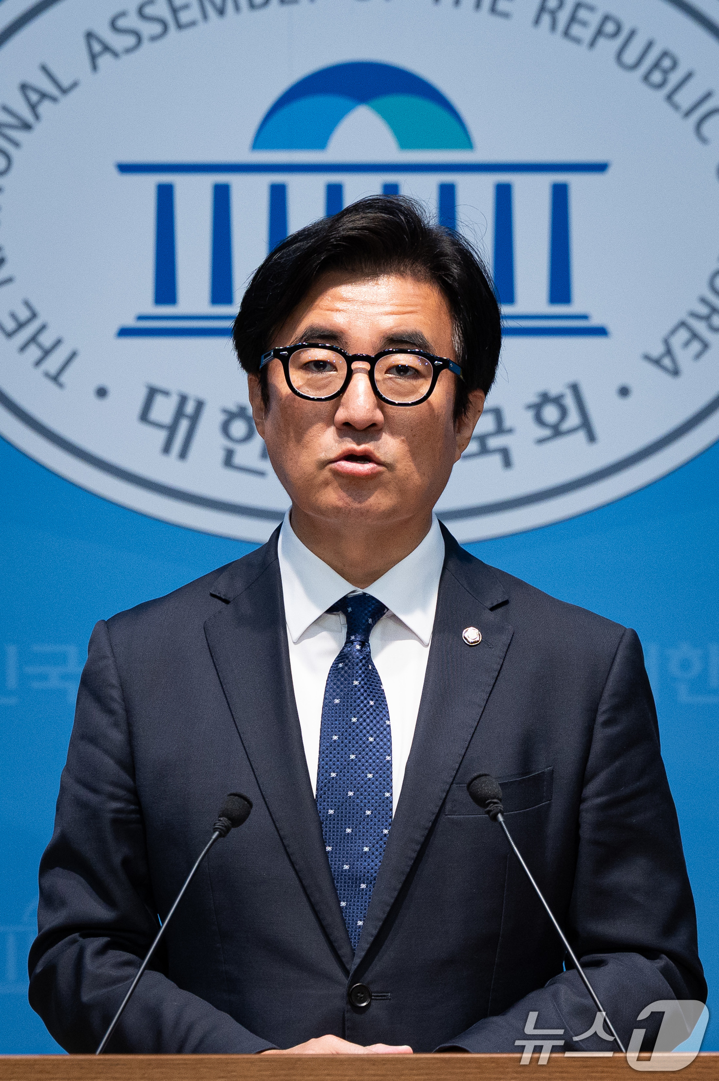 (서울=뉴스1) 유승관 기자 = 김성회 더불어민주당 원내대변인이 16일 서울 여의도 국회 소통관에서 현안 브리핑을 하고 있다. 2026.7.16/뉴스1