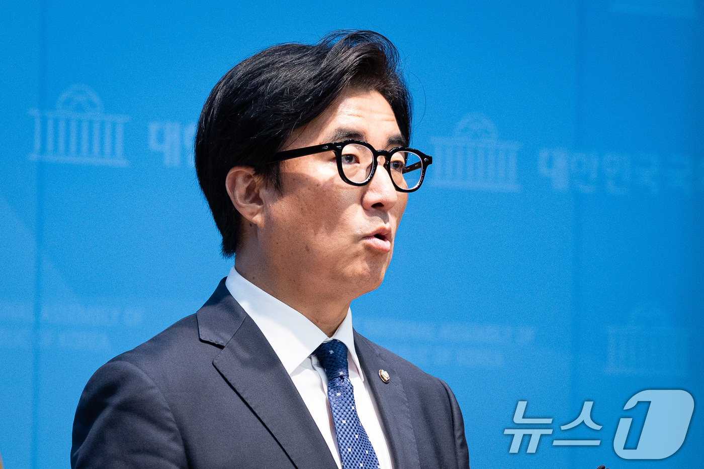 (서울=뉴스1) 유승관 기자 = 김성회 더불어민주당 원내대변인이 16일 서울 여의도 국회 소통관에서 현안 브리핑을 하고 있다. 2026.7.16/뉴스1