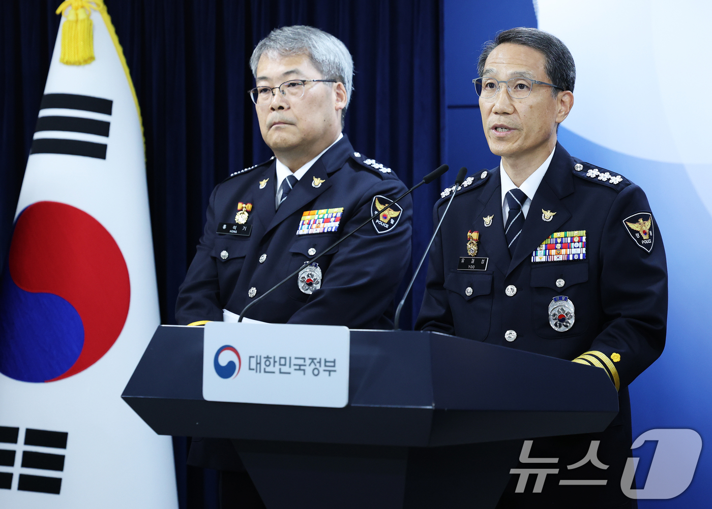 (서울=뉴스1) 오대일 기자 = 유재성 경찰청장 직무대행(오른쪽)과 홍석기 국가수사본부장이 16일 오후 서울 종로구 정부서울청사 브리핑실에서 윤호중 행정안전부 장관의 경찰 수사 내 …