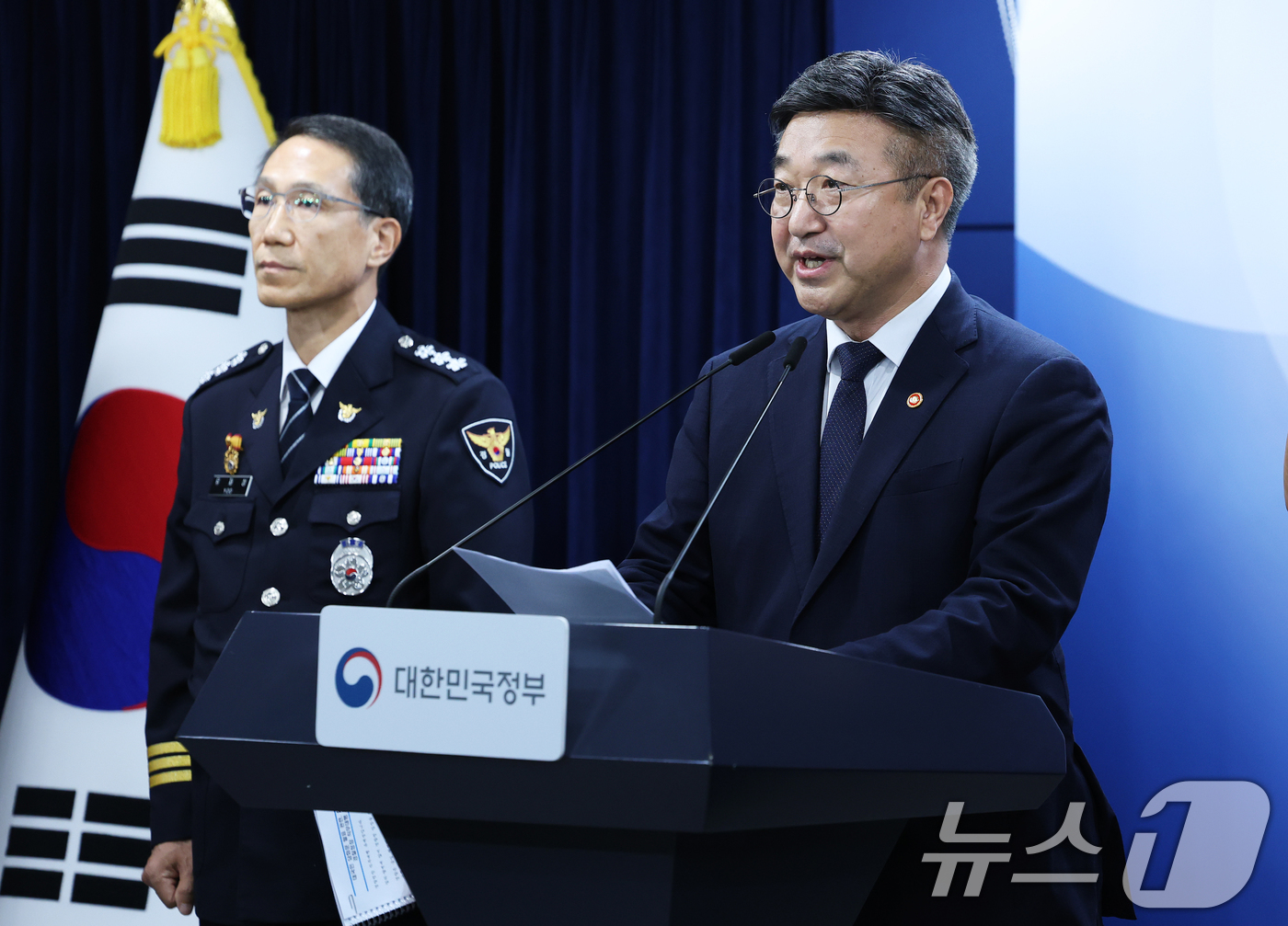 (서울=뉴스1) 오대일 기자 = 윤호중 행정안전부 장관이 16일 오후 서울 종로구 정부서울청사 브리핑실에서 경찰 수사 내부비리 근절 및 민주적 통제 강화 방안을 발표하고 있다. 2 …