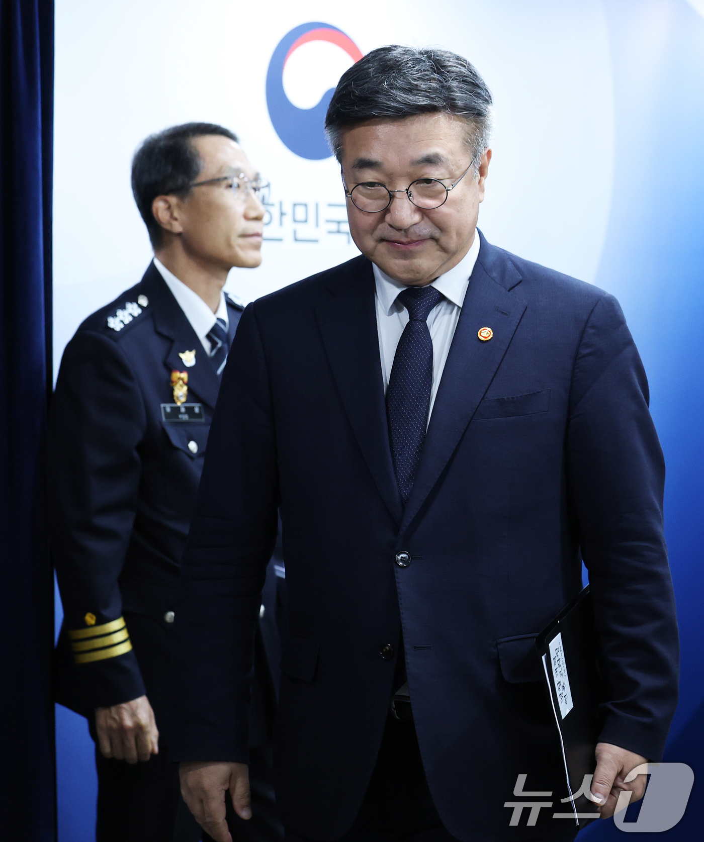 (서울=뉴스1) 오대일 기자 = 윤호중 행정안전부 장관이 16일 오후 서울 종로구 정부서울청사 브리핑실에서 경찰 수사 내부비리 근절 및 민주적 통제 강화 방안을 발표한 후 퇴장하고 …