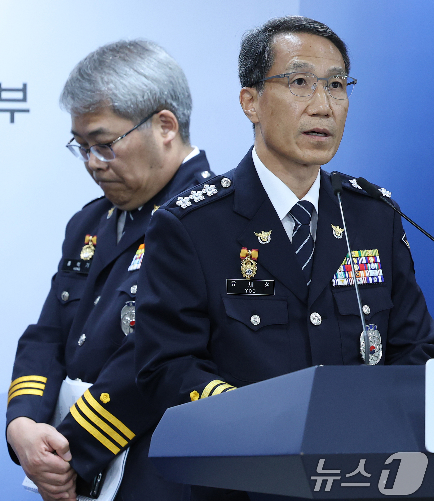 (서울=뉴스1) 오대일 기자 = 유재성 경찰청장 직무대행(오른쪽)과 홍석기 국가수사본부장이 16일 오후 서울 종로구 정부서울청사 브리핑실에서 윤호중 행정안전부 장관의 경찰 수사 내 …