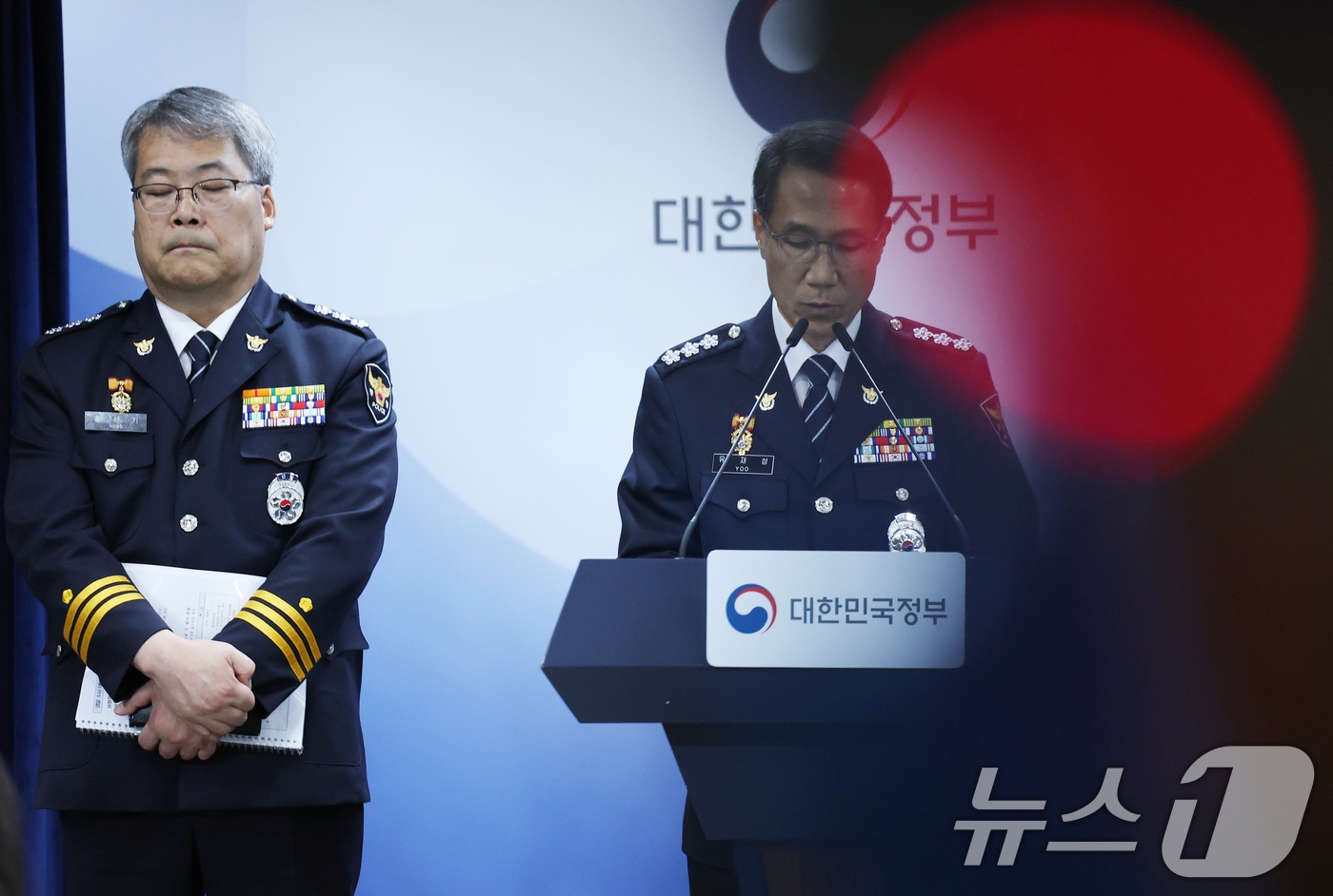 (서울=뉴스1) 오대일 기자 = 유재성 경찰청장 직무대행(오른쪽)과 홍석기 국가수사본부장이 16일 오후 서울 종로구 정부서울청사 브리핑실에서 윤호중 행정안전부 장관의 경찰 수사 내 …
