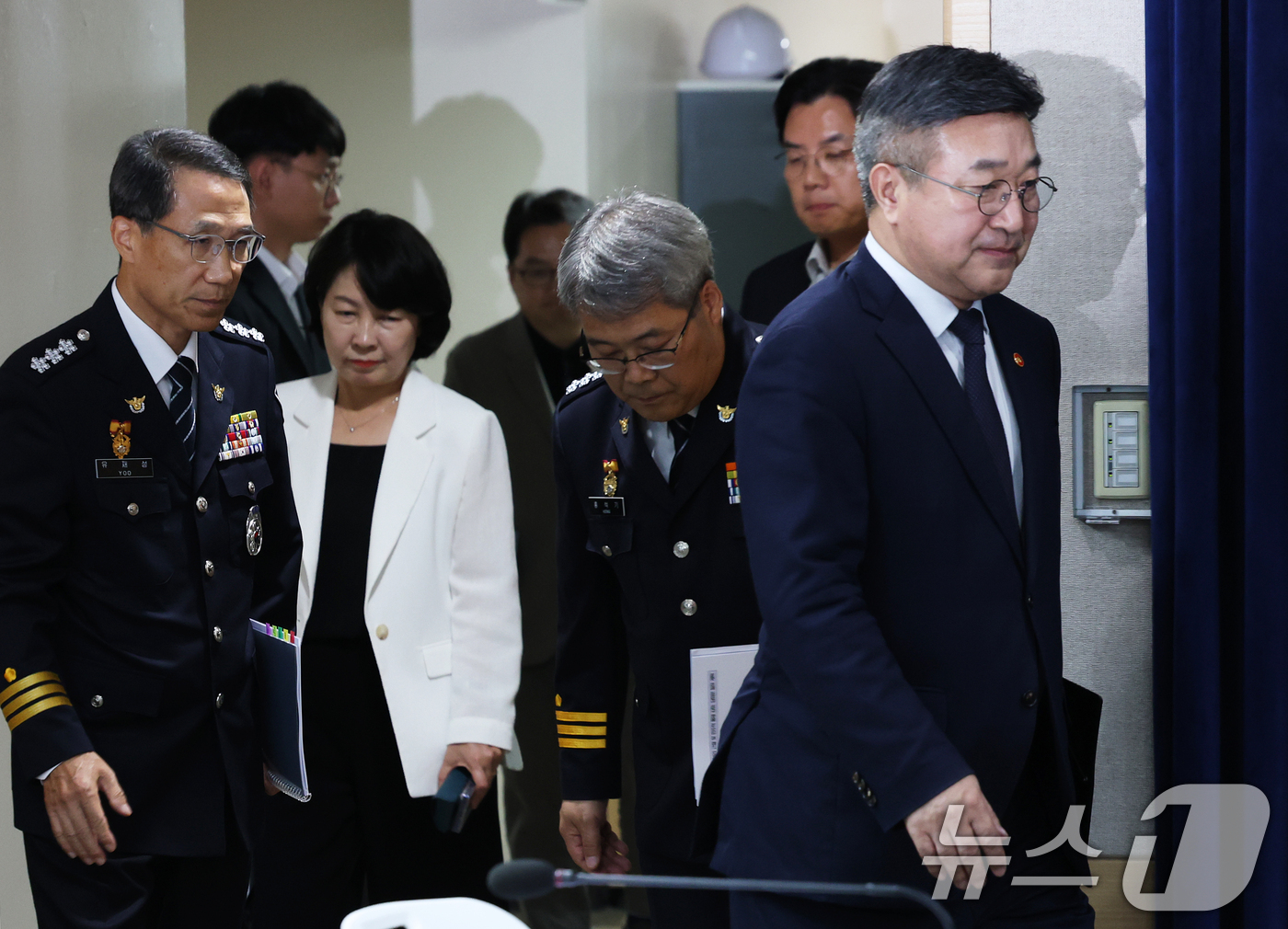 (서울=뉴스1) 오대일 기자 = 윤호중 행정안전부 장관(오른쪽부터), 홍석기 국가수사본부장, 유재성 경찰청장 직무대행이 16일 오후 서울 종로구 정부서울청사 브리핑실에서 경찰 수사 …