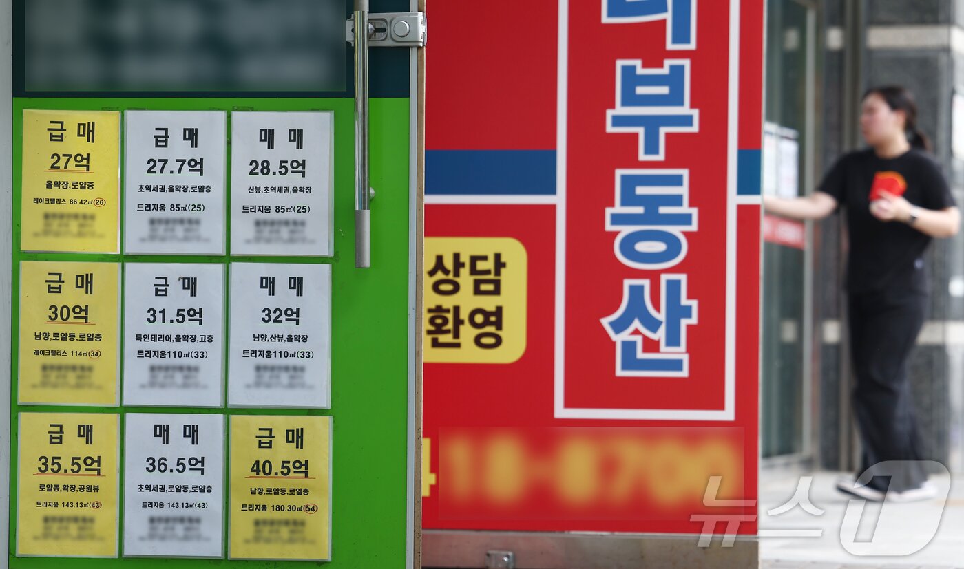 본문 이미지 - 부동산 세제 국민 의견 경청 토론회가 열린 16일 서울 시내 부동산에 매매 안내문이 붙어 있다.  2026.7.16 ⓒ 뉴스1 김민지 기자