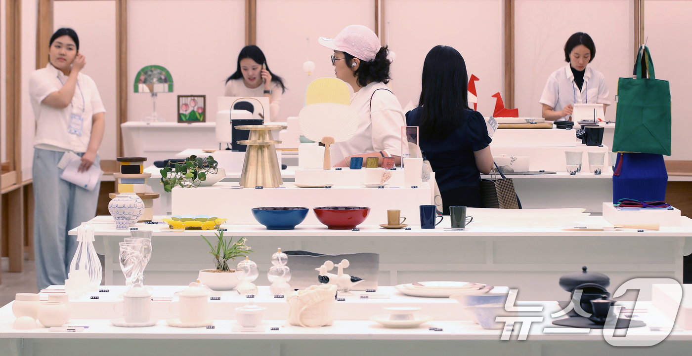 (부산=뉴스1) 윤일지 기자 = 16일 부산 해운대구 신세계백화점 센텀시티점에서 열린 '2026 한국공예전 '환대(Inviation to Korean Craft)'를 찾은 관람객들 …