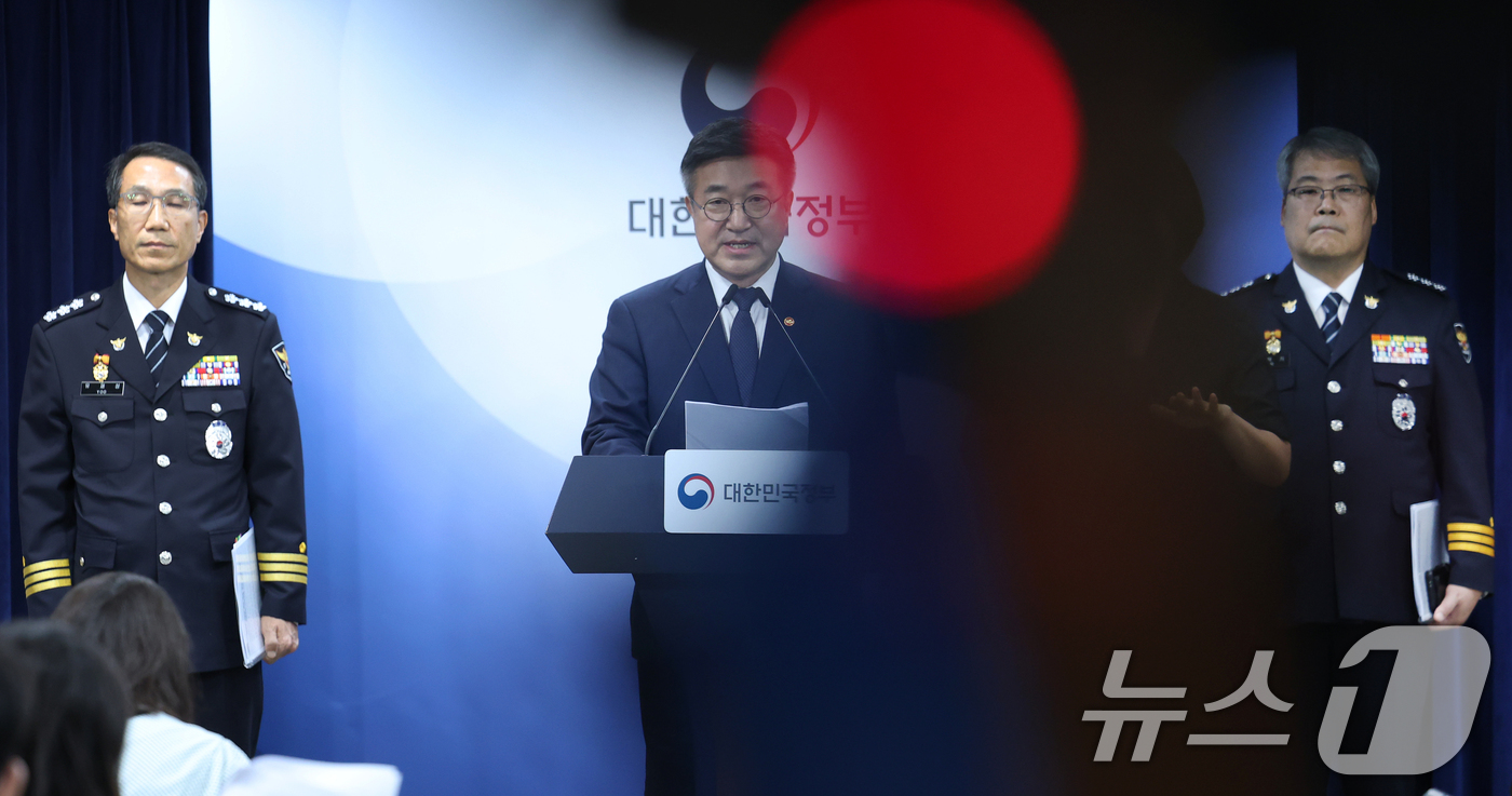 (서울=뉴스1) 오대일 기자 = 윤호중 행정안전부 장관(가운데)이 16일 오후 서울 종로구 정부서울청사 브리핑실에서 유재성 경찰청장 직무대행(왼쪽)과 홍석기 국가수사본부장이 배석한 …