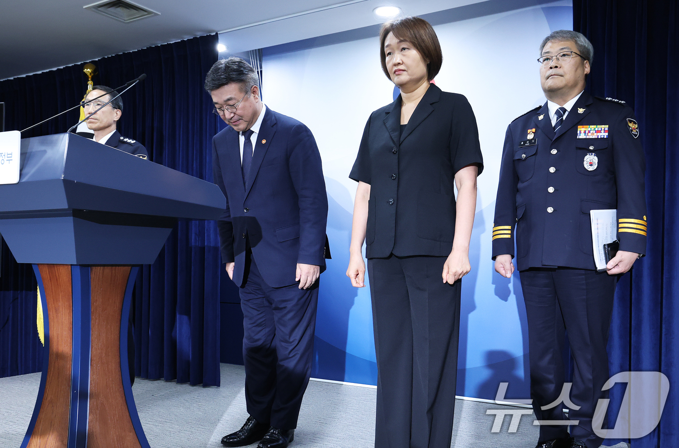 (서울=뉴스1) 오대일 기자 = 윤호중 행정안전부 장관(가운데)이 16일 오후 서울 종로구 정부서울청사 브리핑실에서 유재성 경찰청장 직무대행(왼쪽)과 홍석기 국가수사본부장이 배석한 …