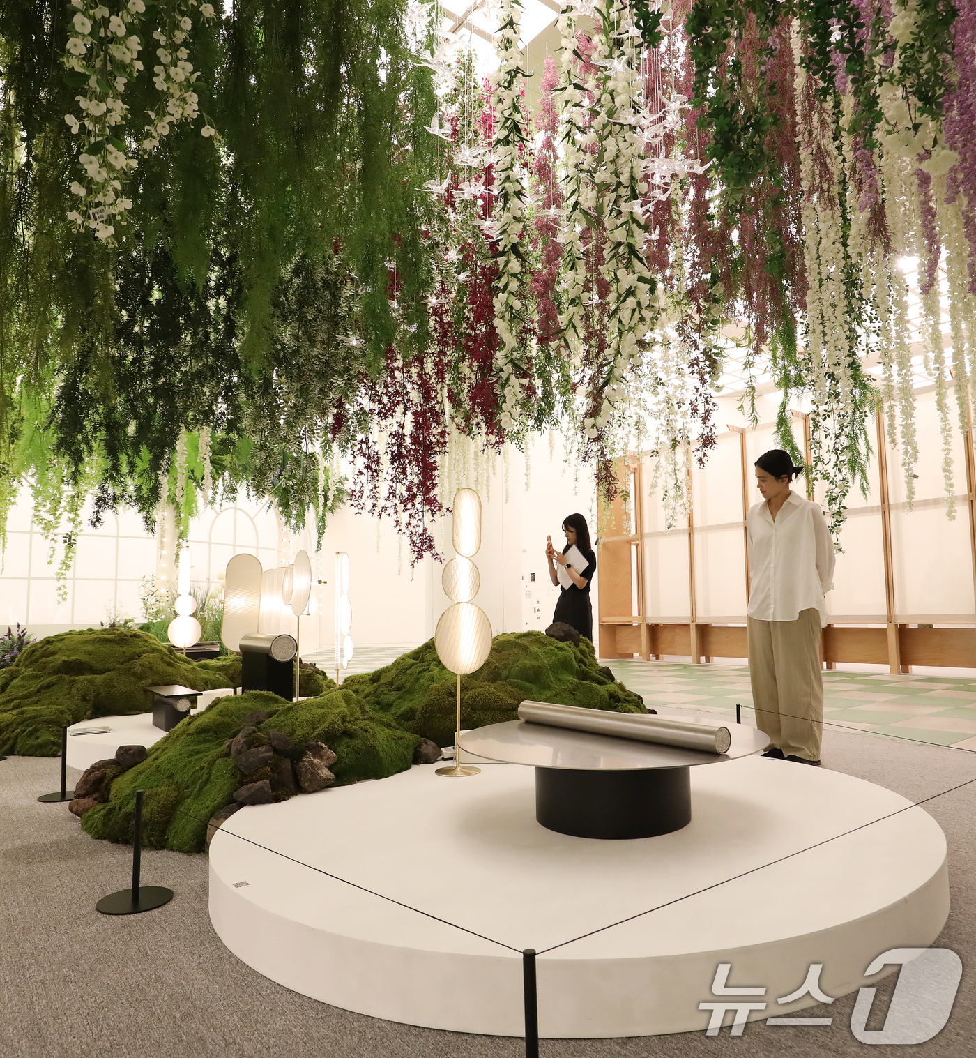 (부산=뉴스1) 윤일지 기자 = 16일 부산 해운대구 신세계백화점 센텀시티점에서 열린 '2026 한국공예전 '환대(Inviation to Korean Craft)'를 찾은 관람객들 …