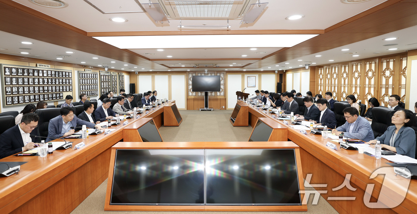 (서울=뉴스1) = 김민재 행정안전부 차관이 16일 오후 서울 종로구 정부서울청사에서 열린 '제1회 지방보조금부정수급책임관회의'를 주재하고 있다. (행정안전부 제공. 재판매 및 D …