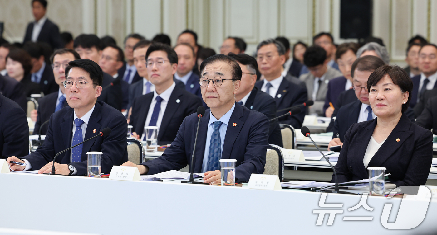 (서울=뉴스1) 이재명 기자 = 황종우 해양수산부 장관(왼쪽부터), 김윤덕 국토교통부 장관, 송미령 농림축산식품부 장관이 16일 청와대 영빈관에서 열린 국토교통부, 농림축산식품부, …