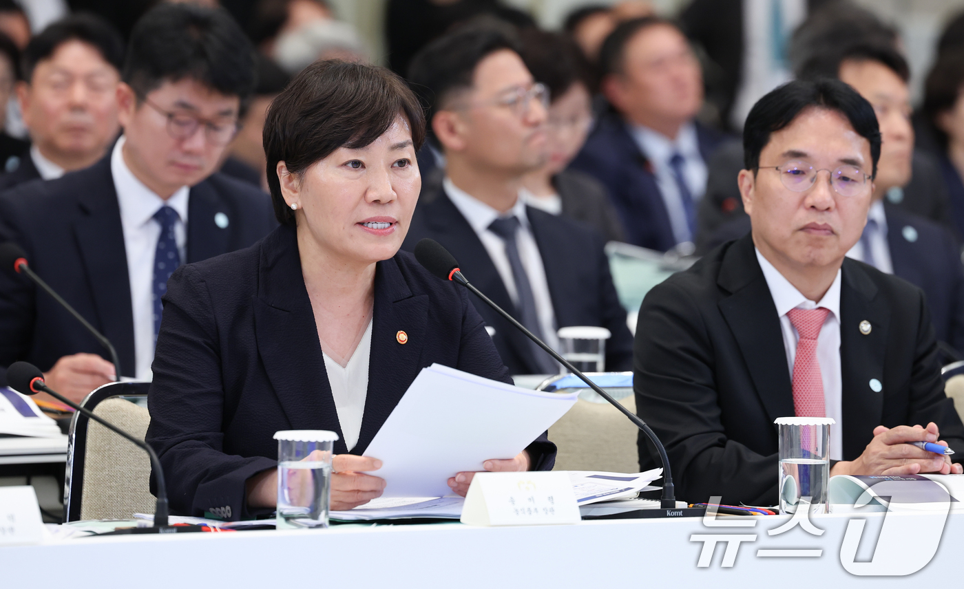 (서울=뉴스1) 이재명 기자 = 송미령 농림축산식품부 장관이 16일 청와대 영빈관에서 열린 국토교통부, 농림축산식품부, 해양수산부 2차 업무보고에서 보고를 하고 있다. 2026.7 …