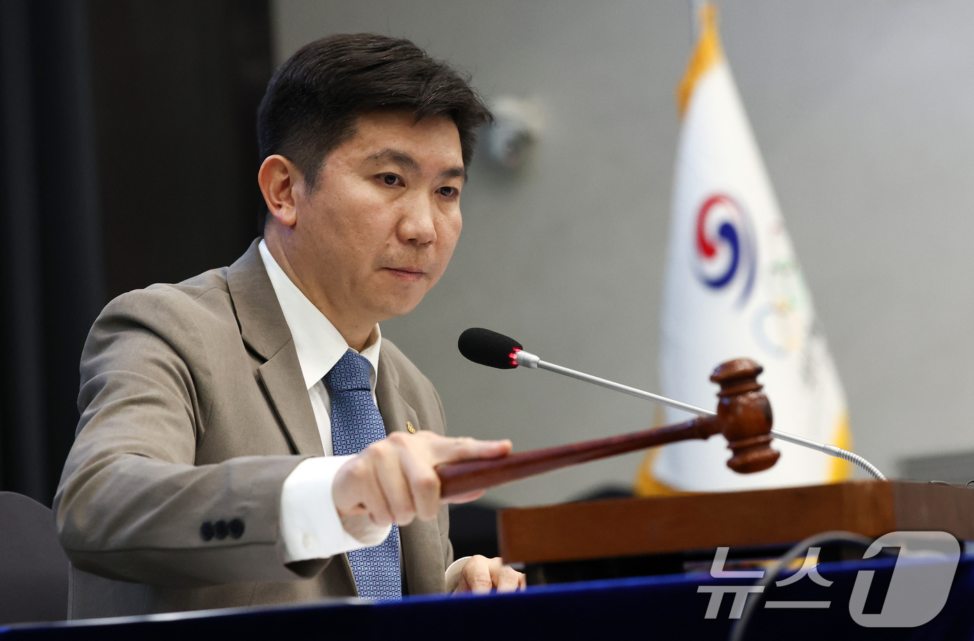 (서울=뉴스1) 최지환 기자 = 유승민 대한체육회장이 16일 오후 서울 송파구 올림픽파크텔에서 열린 임시대의원총회에서 의사봉을 두드리고 있다. 2026.7.16/뉴스1