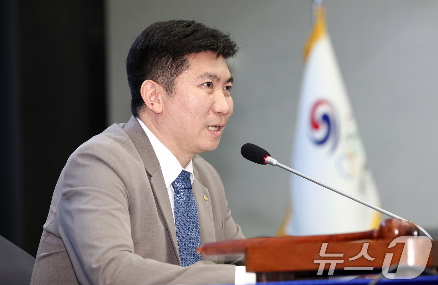 (서울=뉴스1) 최지환 기자 = 유승민 대한체육회장이 16일 오후 서울 송파구 올림픽파크텔에서 열린 임시대의원총회에서 인사말을 하고 있다. 2026.7.16/뉴스1