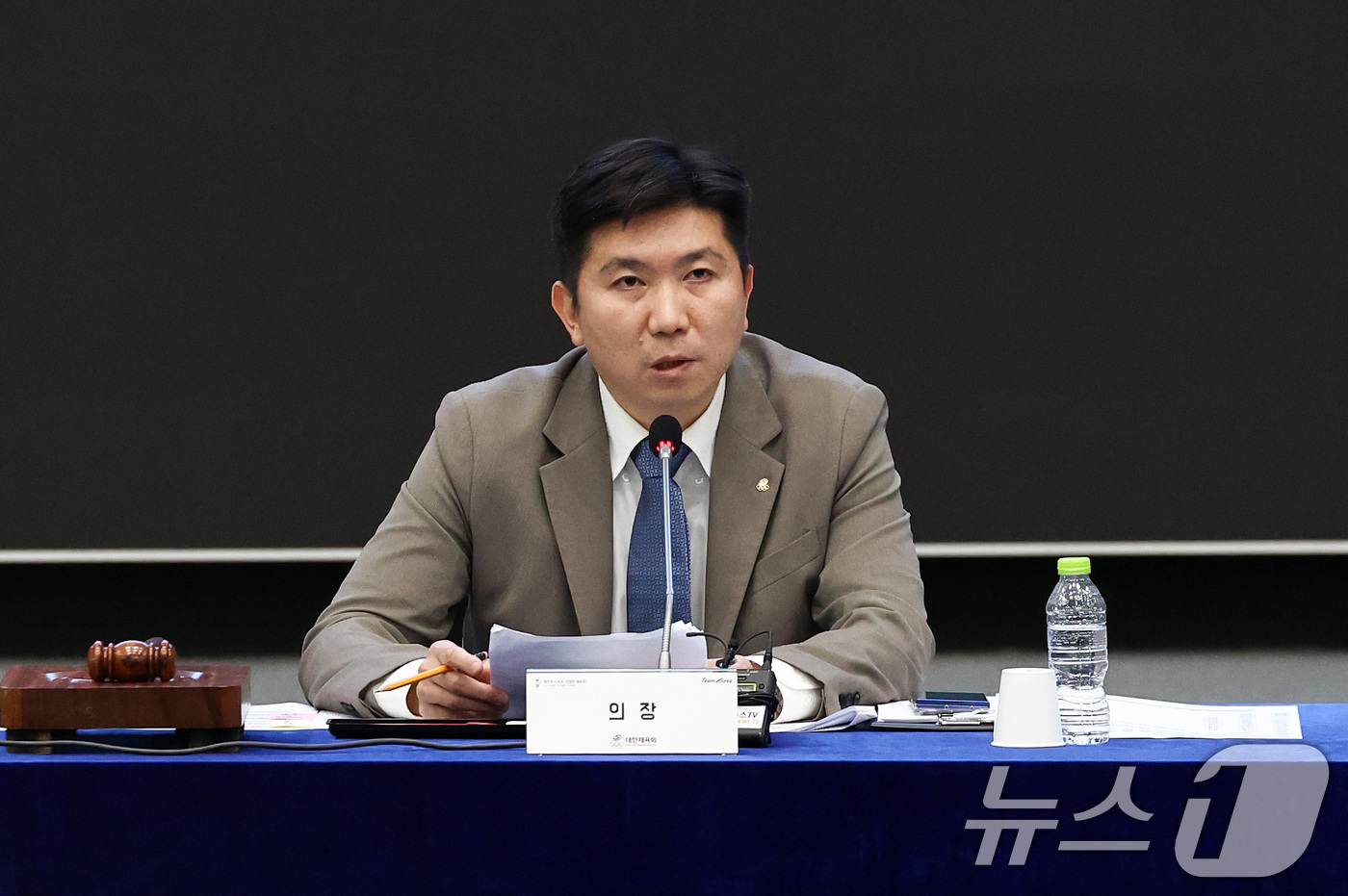 (서울=뉴스1) 최지환 기자 = 유승민 대한체육회장이 16일 오후 서울 송파구 올림픽파크텔에서 열린 임시대의원총회에서 인사말을 하고 있다. 2026.7.16/뉴스1