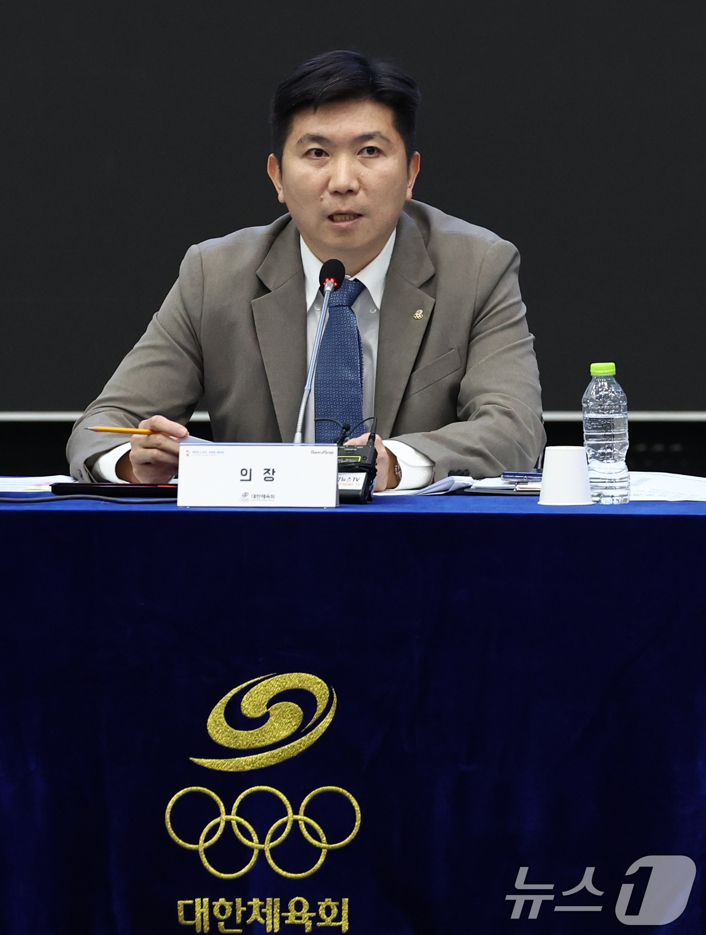 (서울=뉴스1) 최지환 기자 = 유승민 대한체육회장이 16일 오후 서울 송파구 올림픽파크텔에서 열린 임시대의원총회에서 인사말을 하고 있다. 2026.7.16/뉴스1