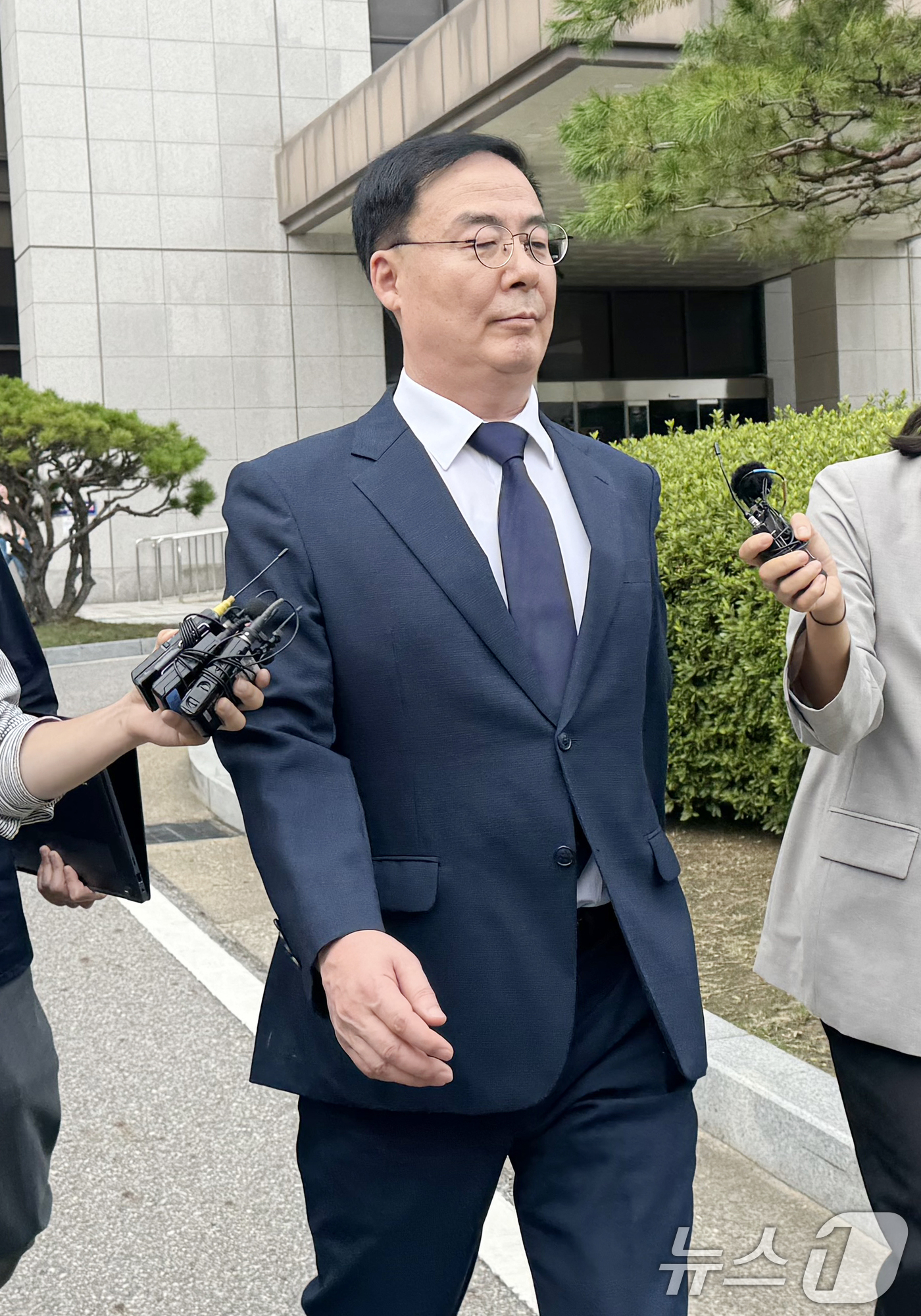 (인천=뉴스1) 박소영 기자 = '아들 특혜 채용 의혹'을 받은 김세환 전 중앙선거관리위원회 사무총장이 16일 인천 미추홀구 인천지방법원에서 열린 직권남용 및 국가공무원법 위반 등 …