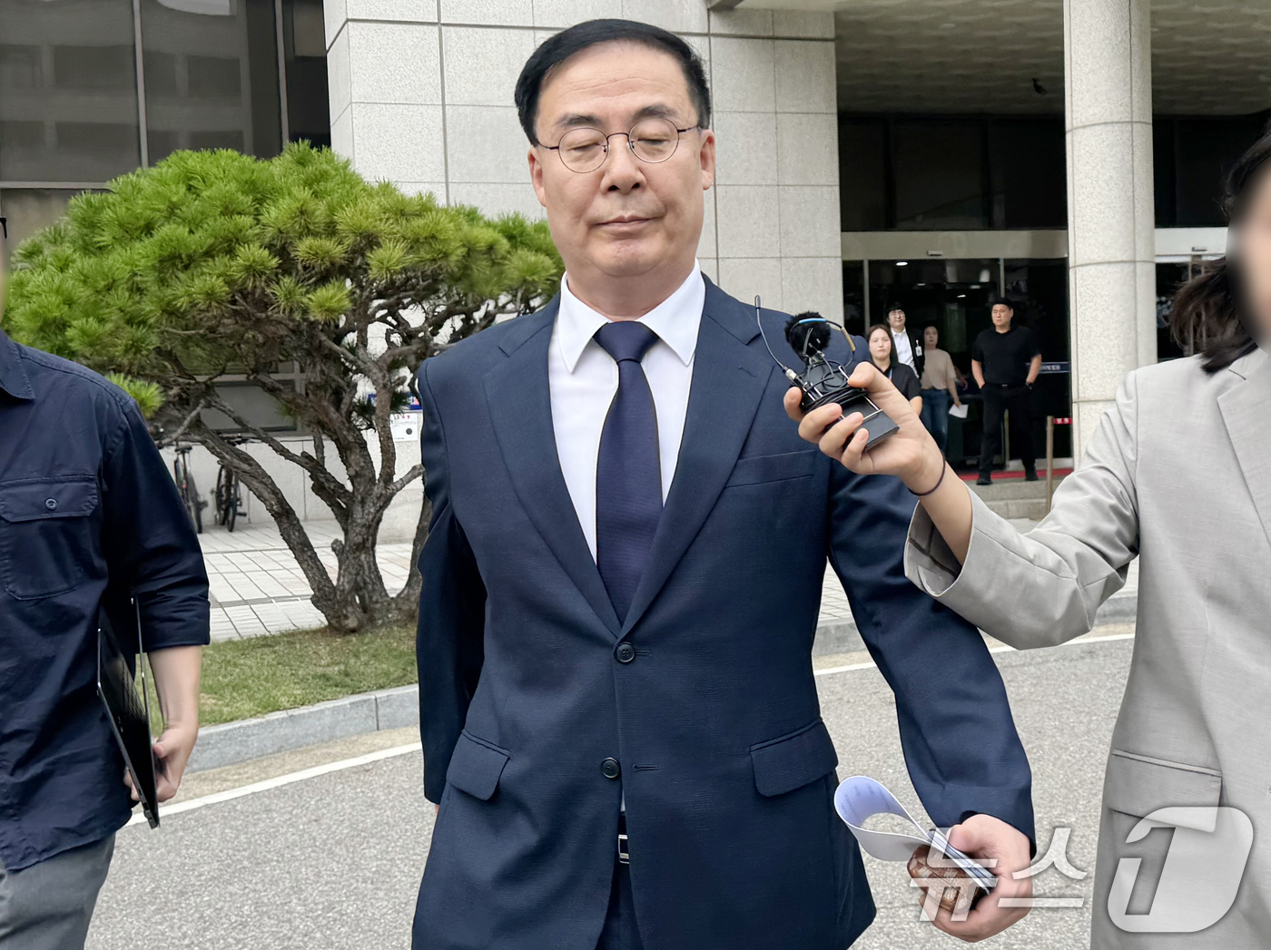 (인천=뉴스1) 박소영 기자 = '아들 특혜 채용 의혹'을 받은 김세환 전 중앙선거관리위원회 사무총장이 16일 인천 미추홀구 인천지방법원에서 열린 직권남용 및 국가공무원법 위반 등 …